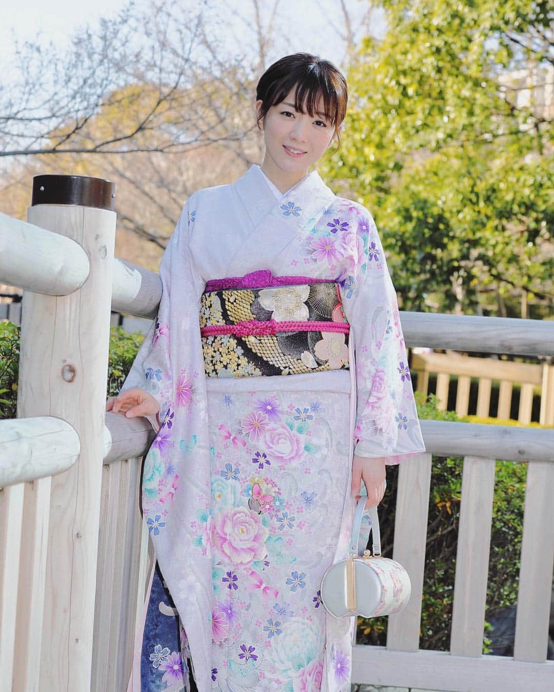 園都さんのインスタグラム写真 - (園都Instagram)「昨日撮ってくださった素敵なお写真、、✨ 私が成人式の時は、祖母が母にプレゼントした振り袖を着ました。私の振り袖姿を見た祖母は涙ぐんでたなぁ。。 親から子へ、そして孫にまで受け継がれる着物って素敵！ 私もいつかそんな日が来るといいな💕ふふ #着物 #振り袖 #kimono」1月15日 22時13分 - miyakosono_official