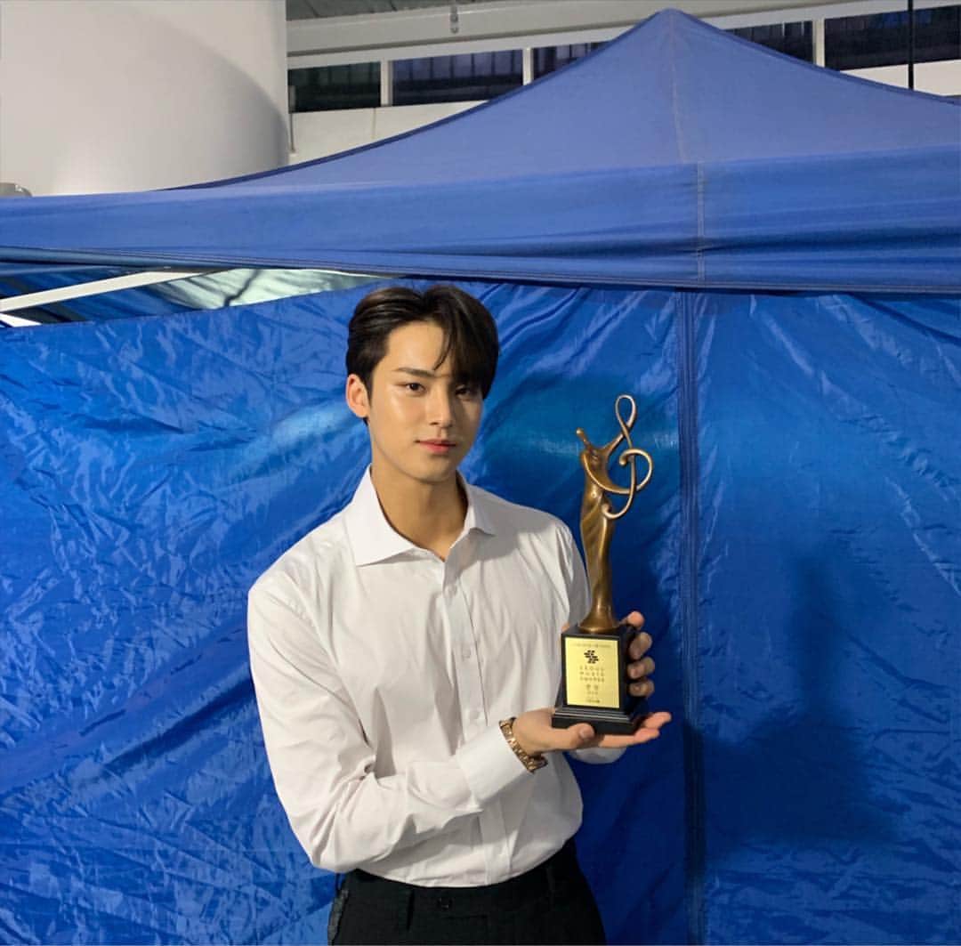 ミンギュのインスタグラム：「💙 2019💎 감사합니다 #seventeen #carat」