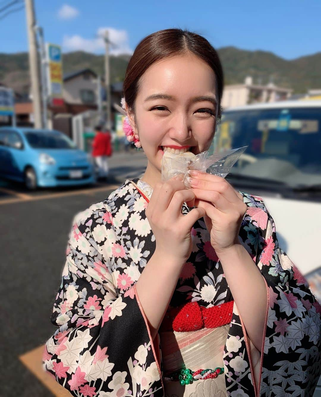 刈川くるみさんのインスタグラム写真 - (刈川くるみInstagram)「お母さんが成人式の時に着たのと同じ振袖👘 おばあちゃんに見せた瞬間おばあちゃんが笑顔で涙を流していて、何か嬉しくてこみ上げてくるものがあったなぁ ㅤㅤㅤㅤㅤㅤㅤㅤㅤㅤㅤㅤㅤ 前撮りしてないけん当日に太宰府天満宮行った梅ヶ枝餅美味しかった🤤（笑） ㅤㅤㅤㅤㅤㅤㅤㅤㅤㅤㅤㅤㅤ #食べよる時が一番幸せ #成人式」1月15日 23時52分 - kurumi_karikawa