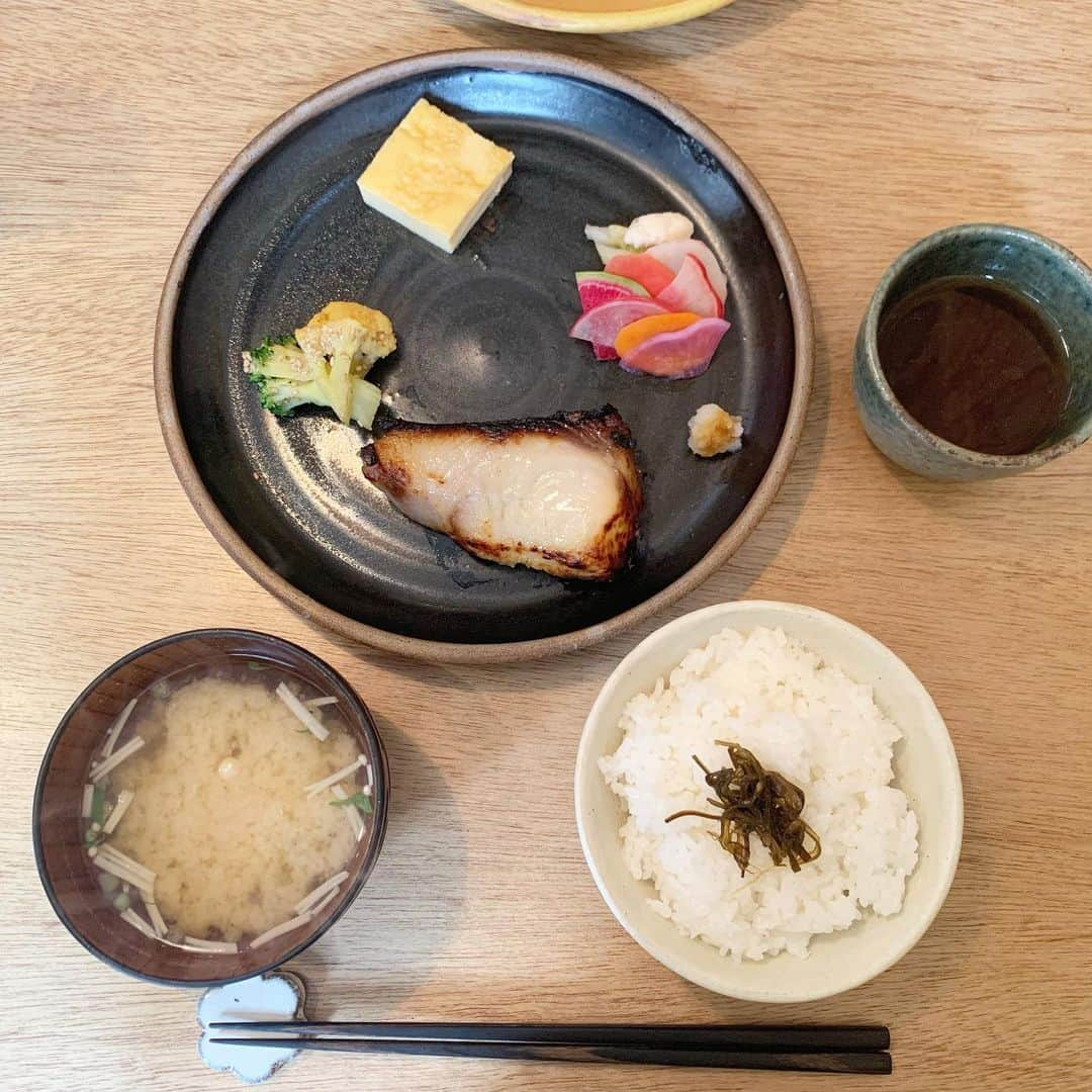 大場美奈さんのインスタグラム写真 - (大場美奈Instagram)「🌼 一日満喫するためにまずは朝御飯を食べに…☺︎ お店の雰囲気も優しくて綺麗で なによりご飯がすごく美味しかったからオススメ🥢 #京都観光 #朝活 #ロリマー京都  #このお花をずっとマリーゴールドだと思って話してた #実際はガーベラでした」1月16日 1時16分 - obamina__43