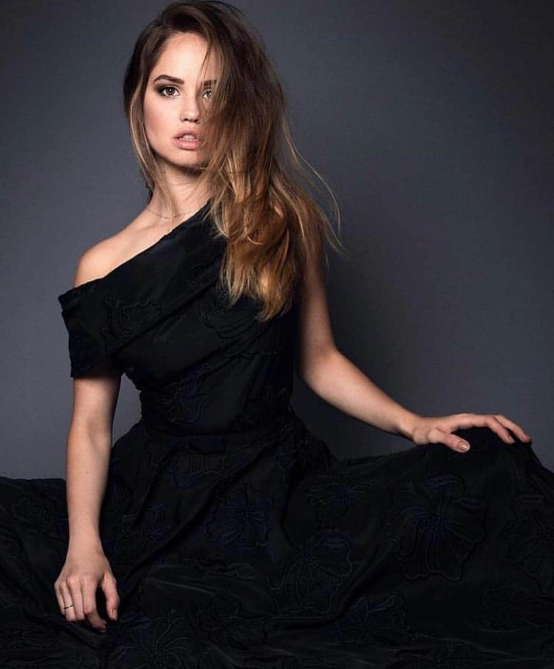 デビー・ライアンのインスタグラム：「we love a black dress」