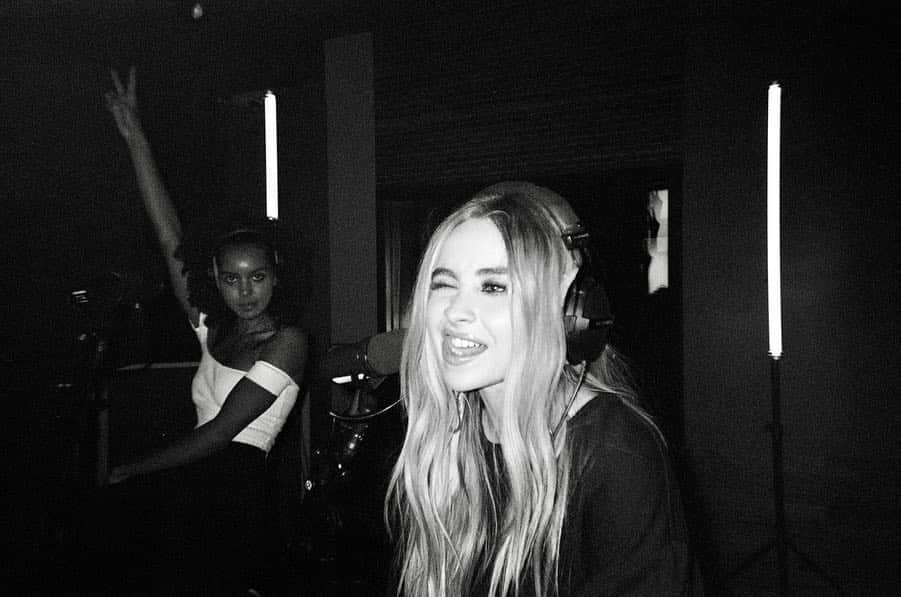 サブリナ・カーペンターさんのインスタグラム写真 - (サブリナ・カーペンターInstagram)「🖤」1月16日 5時19分 - sabrinacarpenter