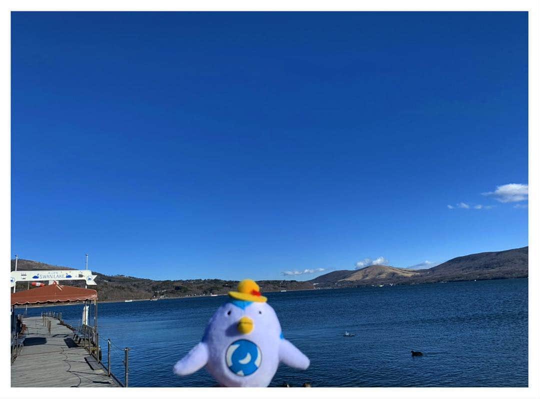 DeNAトラベルのインスタグラム：「山中湖はすごく綺麗だよ～﻿ どうして空と湖は青色なんだろ～﻿ ﻿ ◇◇◇◇◇◇◇◇◇◇ ﻿ ﻿ 現在エアトリのアカウントでは「#エアトリさんの旅行日記」をテーマに「思わず旅に出たくなるステキな写真」をご紹介しています。 【ステキなお写真募集中！】 #エアトリさんの旅行日記 での投稿お待ちしております。厳選して紹介させていただきます。﻿ ﻿ #エアトリ #AirTrip #新キャラ #エアトリさん #エアトリさんの旅行日記 #旅行 #一人旅 #旅行好きな人と繋がりたい#写真好きな人と繋がりたい #enjoyjapan #lifeinjapan #amazingjapan #explorejapan #japantravel #japan_vacations #japantravel #japantrip #japan #japan_night_view #ptk_japan #wu_japan #wp_japan #phos_japan#toytravel #toytraveler #traveltoy」