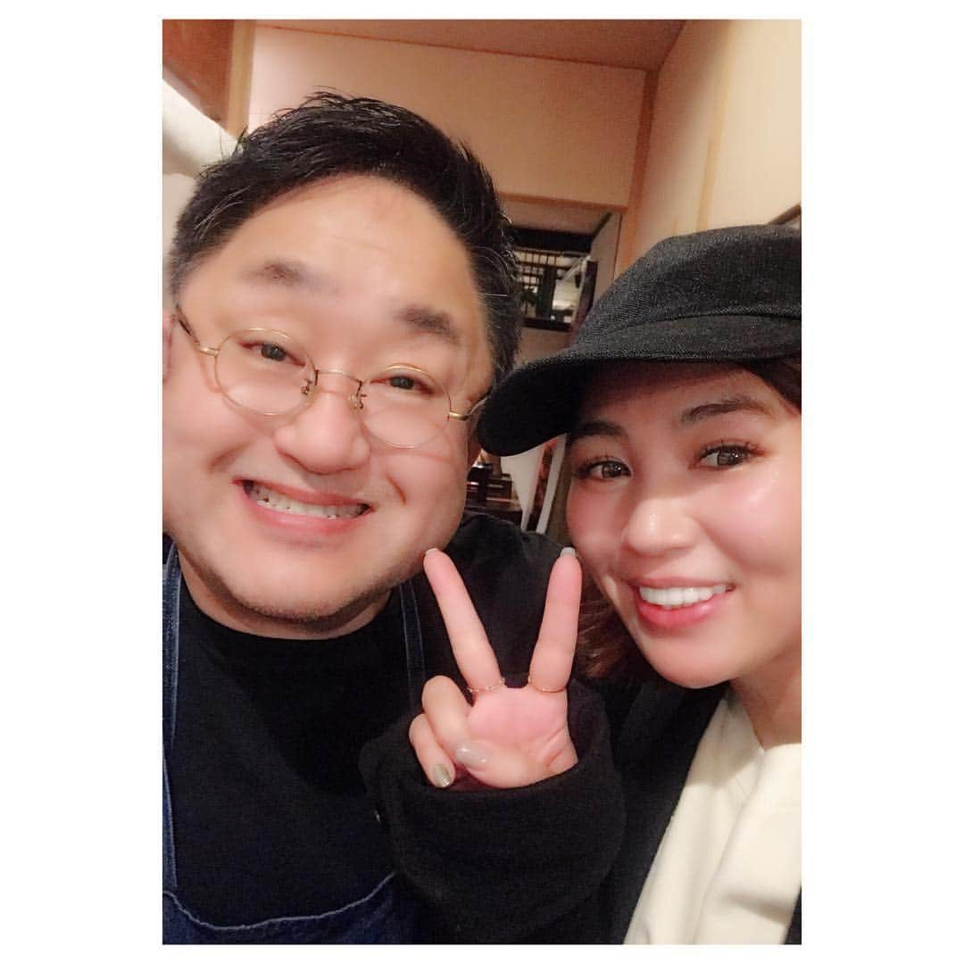 MINMIさんのインスタグラム写真 - (MINMIInstagram)「鳥取 "かに吉"さんにて 🦀 幼い頃から父の親友に逢いに訪れてた鳥取。私はカニと言えば"松葉ガニ" なのです。冷凍しか見たことなかった贅沢な松葉ガニ。 カニ吉さんで、#浜坂漁港 でその日にあがったという獲れたての松葉ガニを頂きました。 レアから ウェルダン？まで 大将の絶妙な火加減で食感の違う蟹、美しい和食器に彩られて美味しさが増します✨ シャキシャキの甘い白菜、肉厚のしいたけ、濃厚なダシがきいたスープの雑炊...♡ はぁ、そろそろ食レポみたいに、なってきた、ので 続きは 食べログ にて 。w 大将ご馳走様でしたー (≧∀≦) 内緒にしていたいけれど鳥取行かれた際には是非😉 #鳥取 #鳥取ええとこ #松葉ガニ #かに吉 #浜坂漁港 #大将  @doscoi.tatsuya777」1月16日 16時00分 - minmidesu