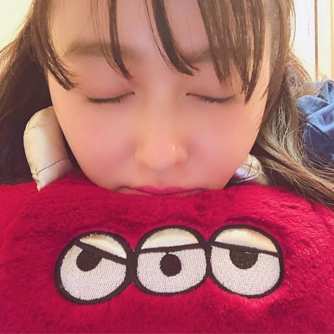 久住小春さんのインスタグラム写真 - (久住小春Instagram)「今日もお疲れ様でした〜あともうすぐ終わっちゃうのが寂しい😢吉井さんが寝るように貸してくれたクッション🥰終わったらくれるって言ってたけど、千秋楽の日こっそり楽屋に戻そうかな笑 小春に似てるらしい🥺😳 #下町のヘップバーン #明治座」1月16日 16時03分 - koharu_kusumi.official