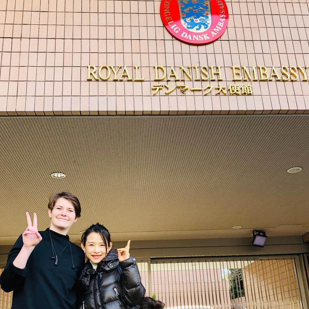 中岡由佳さんのインスタグラム写真 - (中岡由佳Instagram)「デンマーク大使館へ🇩🇰12月にInstagramに投稿した LEGO Competitionに優勝したとの連絡があり、大使館にご招待いただきプレゼントにレゴランドのチケットをもらいました。子供達は大喜び♡♡デンマーク語でありがとうTak!（タック）を教えてもらいました。デンマークを旅してみたい。日本語の上手なアンナさんまたお会いしましょうね！Tak! #tak #denmarkinjapan #lego #japanese」1月16日 16時03分 - yuka_nakaoka