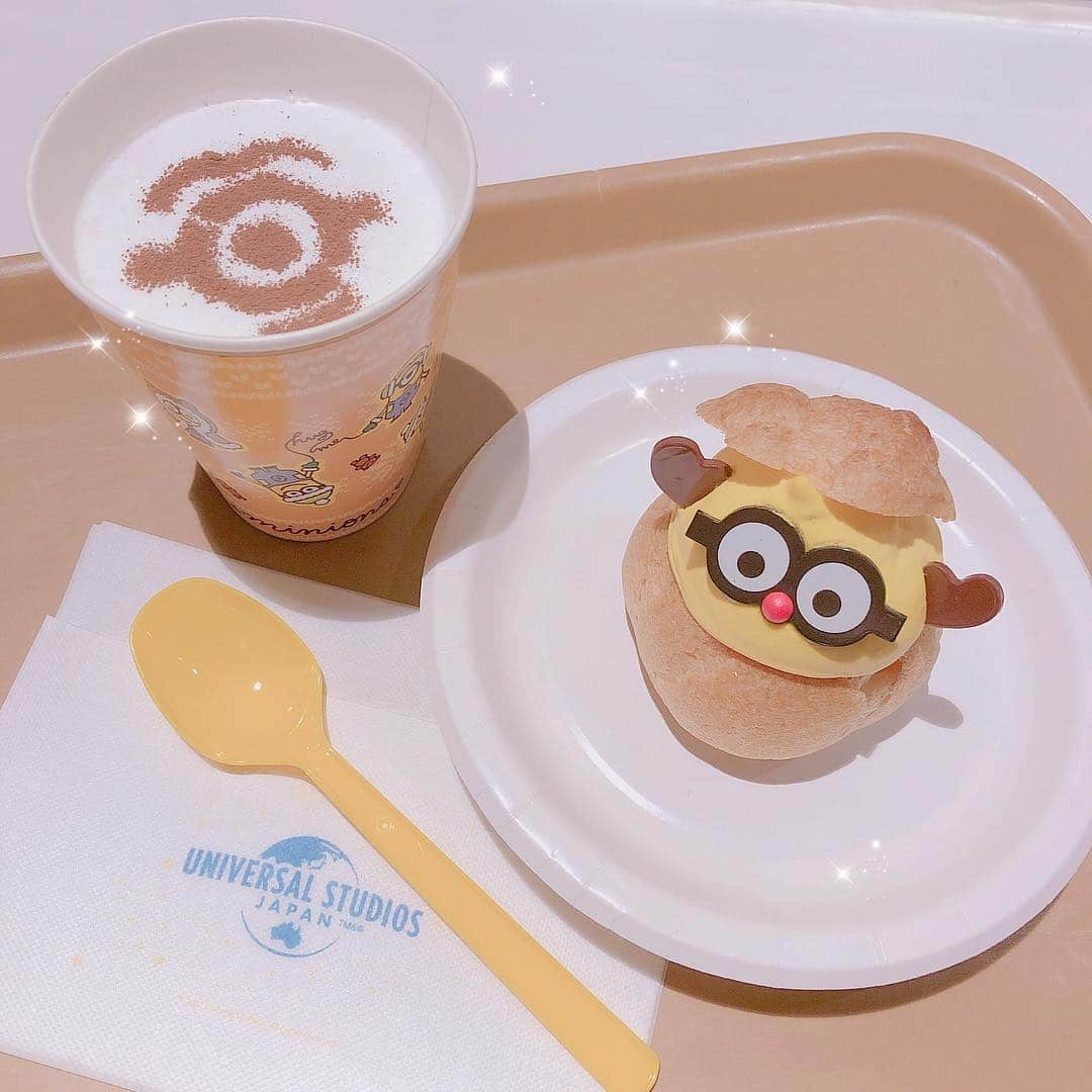 さきぼんさんのインスタグラム写真 - (さきぼんInstagram)「トナカイミニオンシュークリームとホットチョコレート🍫💛 りょーくんが並んで買ってくれたの😆 味はピカチュウドーナツと一緒！ . . #usj #universalstudiosjapan #ユニバ #ユニバーサルスタジオジャパン #ミニオン #ミニオンズ #ボブとティム #クリスマス #christmas #さきぼんユニバ🎉 #さきぼん関西 #さきぼんデート #さきぼんクリスマス🎄 #さきぼんコンセプトカフェ」1月16日 16時12分 - sakibon69