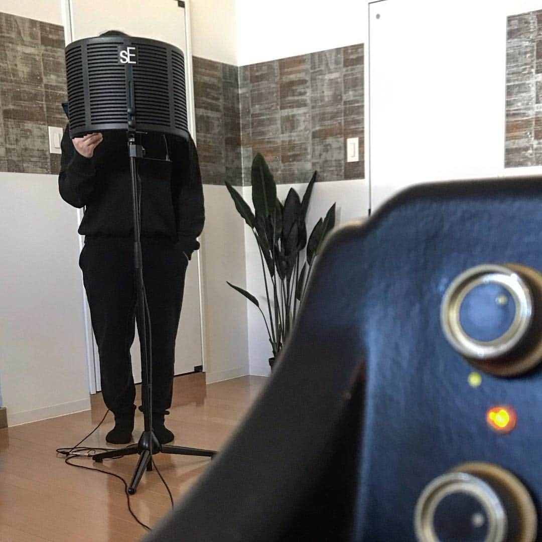 佐孝仁司のインスタグラム：「部屋の端っこで歌録り🎤」