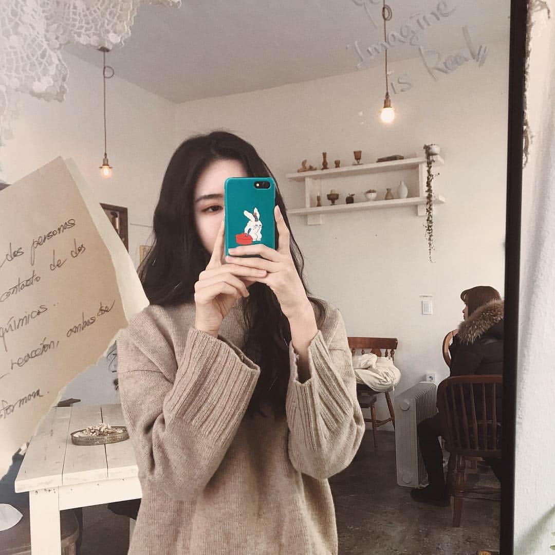 ナ・ヒョンソンのインスタグラム：「오늘의 tmi 🎵 _ ✔️비몽사몽한 내얼굴 . ✔️새해맞이 유니크한 케이스 장만. ✔️미세먼지😷마스크사기. ✔️엄마랑 데이트. ✔️마지막에 액정 깨먹기 ㅠ ㅠ.」