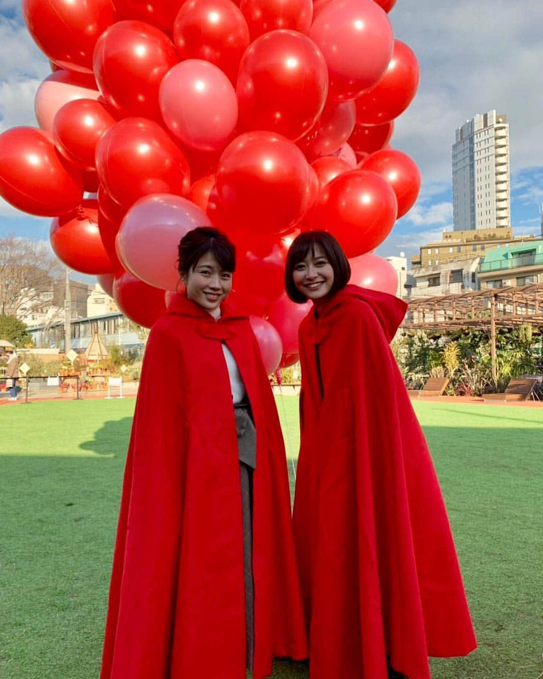 田中萌さんのインスタグラム写真 - (田中萌Instagram)「* 今朝のアベモニでは 佐賀県の新種のいちご🍓 「いちごさん」が食べられる 期間限定のカフェを紹介しました！  同じく取材に来ていた久冨さんと 赤いポンチョを着て写真撮影☺️ 外にはミニテントなどもあり 可愛い❣️が詰まっていました♪ . 「いちごさん」みずみずしくて とっても美味しかったです✨  イベントは1/19までやっています！  #glampingcafé153fromsaga #いちごさん #果汁たっぷり #佐賀 #いちご #カフェ #南青山 #いちご大好き #AbemaMorning #アベモニ #AbemaTV #久冨慶子 アナ #テレビ朝日 #アナウンサー #田中萌」1月16日 8時05分 - moetanaka_ex