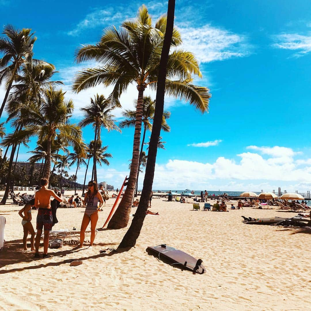 馬場彩月のインスタグラム：「#BEACH 🏖👙 #surfing したかった😭  #kahanamokubeach #hawaiian #honolulu #stroll #familyguy #fanboard #heaven」