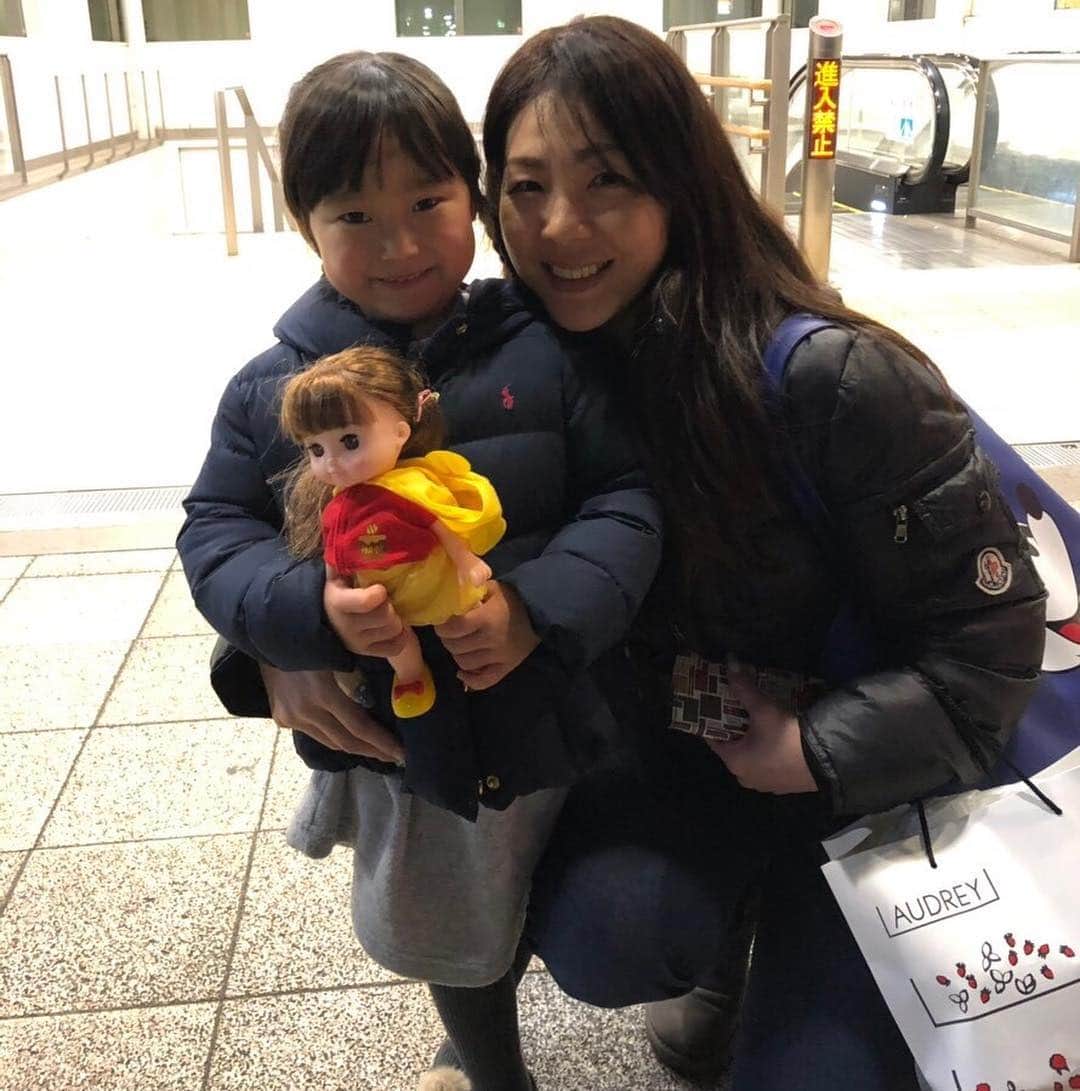 井上貴子のインスタグラム：「昨日は  この天使のお誕生日🎂  4歳♡ かなりのおジャイ子^ ^  4歳ってそーゆーお年頃？  ウチの柊音も まもなく4歳なんだけど  おジャイぶりが似ている  笑笑  毎年早すぎる成長を ずーーーっと 見守っていきたいなーー^ ^  ソランちゃんを プレゼントしたんだけど…  まさかの！  おジャイ「あ！ふたつめー！」 笑笑  ママに聞いてから あげればよかったわ^ ^  でも帰り道。 手を繋いできて おジャイ 「たーちゃんおねーちゃん！ソランちゃんありがとう！双子だね」って（泣）  同じ名前の双子でゴメンよー♡  Love♡  Happyで^ ^  #井上貴子  #LLPWX #女子プロレスラー  #ムサコ #天使のバースデー #かおちゃん家でめしくい亭 #ジャイ子 #ソランちゃん」