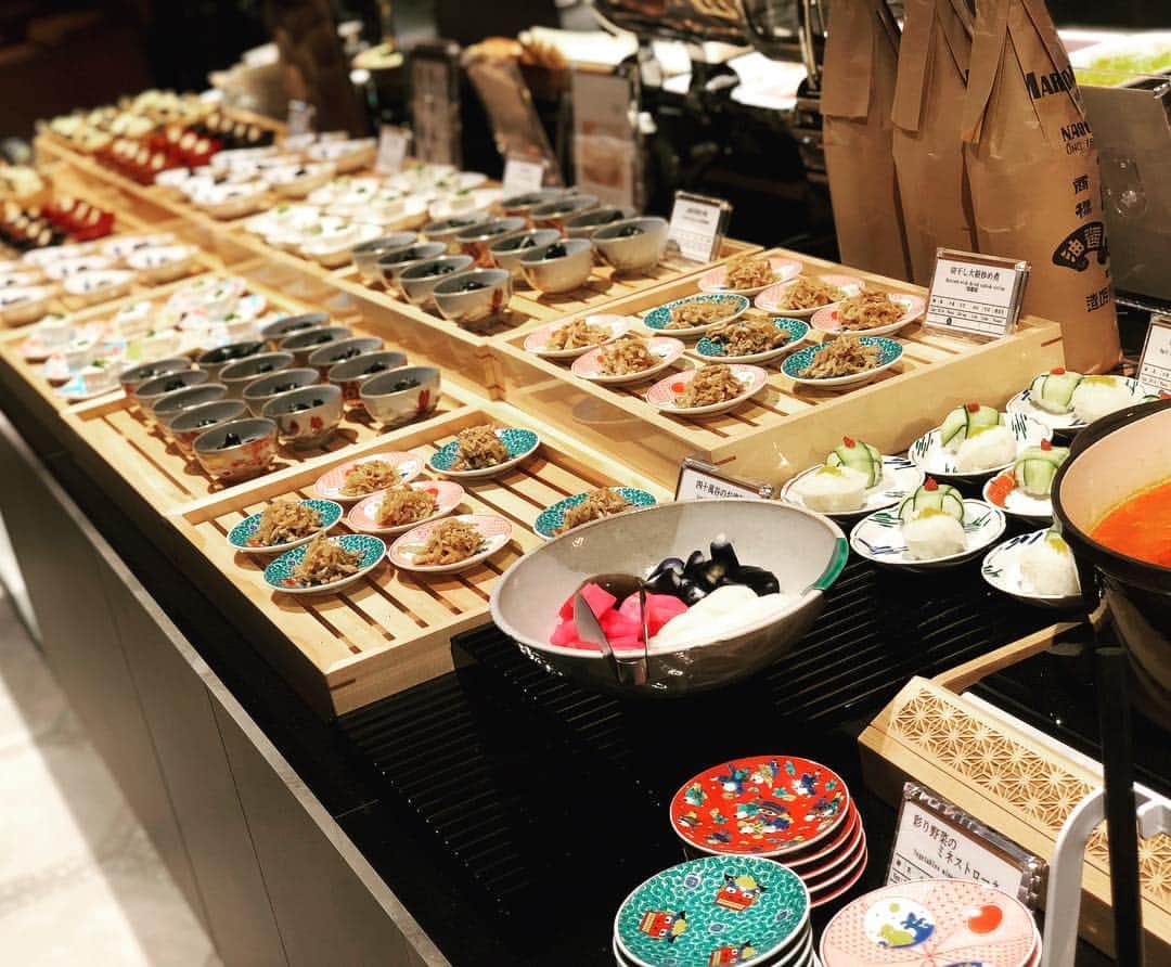 和田正人さんのインスタグラム写真 - (和田正人Instagram)「三井ガーデンホテル金沢で一泊。伝統を随所に垣間見る作り。そして、ホテルブュッフェとは思えぬレベルのお料理のクオリティ。観光地らしさをしっかり堪能できるホテルでございました。また泊まりてぇ。 #三井ガーデンホテル金沢 #伝統の和菓子作りを特別体験 #越山甘清堂 #ホテルのサービスではございませんのであしからず」1月16日 12時27分 - daaaaaawaaaaaa