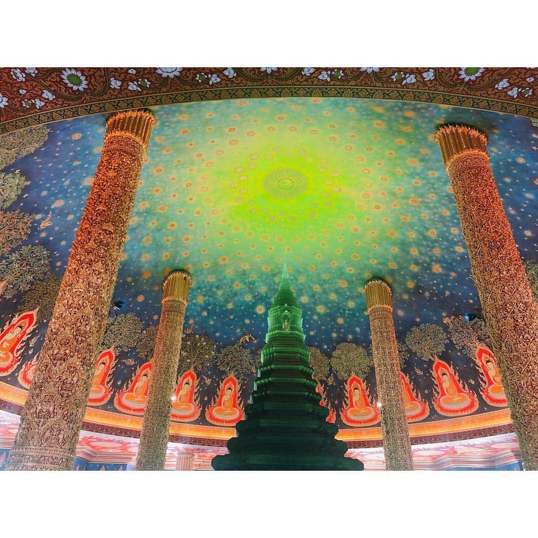 福咲れんさんのインスタグラム写真 - (福咲れんInstagram)「タイに行ってきました〜🇹🇭. . 毎日タイ料理とビール飲んで、観光はほどほどに(笑)、朝から全員すっぴんで公園へ朝ごはん食べに行ったり、女子旅満喫( ⍢ )！ . エメラルド寺院は相変わらずキレイだったな〜♪ またみんなで行きたい◎ . 今まで行った国のマグネット集めるのが趣味なんですけど、かわいいのが仲間入り😍 . #thailand #bangkok #タイ #タイ旅行 #バンコク #バンコク旅行 #女子旅 #ココナッツ #エメラルド寺院 #タイ料理 #ルンピニ公園 #ご当地マグネット #singhabeer」1月16日 12時22分 - renren108