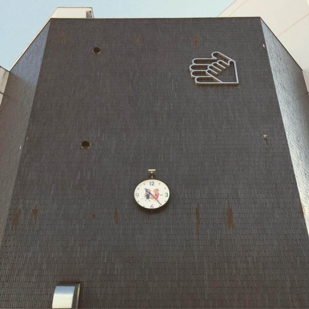 のインスタグラム：「福音館書店さんに初めてお邪魔しました。いい顔のビル。お昼休みの時間は店売もお休みです。 #福音館書店 #いいビル #店売があるなんて知らなかったよ」