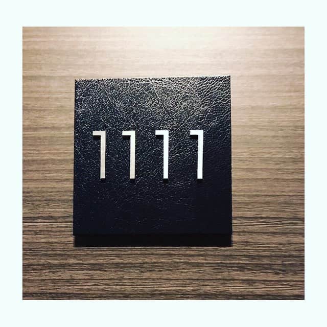 徳永英明さんのインスタグラム写真 - (徳永英明Instagram)「#hideaki_tokunaga_official #徳永英明 #ルームナンバー#デジタル時計  昨年からやたら1111が続いてます 1/3の夜泊まったホテルの部屋番号が1111。これは指定したわけでもなく偶然です。最後の12/22 2:22 22度は空調を合わせたわけでもなんでもなく、その瞬間を撮影したら22度になってました。」1月16日 14時09分 - hideaki_tokunaga_official