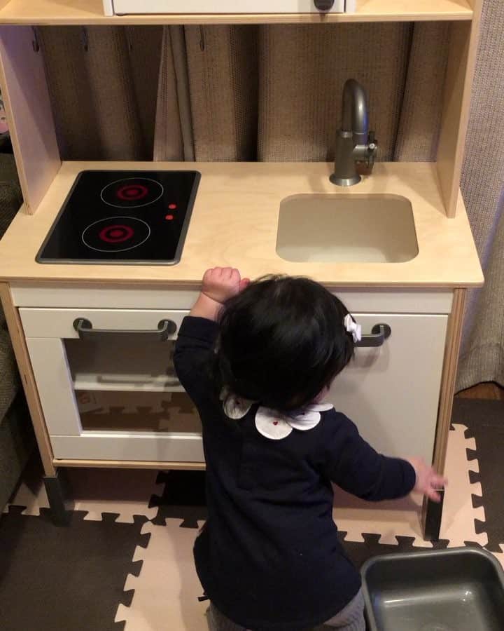 倉窪莉沙のインスタグラム：「* 少し早いけど娘のキッチンが我が家にやってきた🍴シンクを取り外すという遊びを永遠としている...😂 . ✏︎丁度2ヶ月前(11月16日)、生後6ヶ月のときにはじめてのつかまり立ち。2ヶ月たった今は立ったり座ったりの動作もスイスイ！たまに伝い歩きもしています。次はどんなことができるようになるかな〜☺️💓 . #生後8ヶ月 #ままごと #おままごと #ままごとキッチン #おさがり #ママライフ #ママ時々アナウンサー #つかまり立ち #赤ちゃんのいる生活 #赤ちゃんとの暮らし #新米ママ #ベビー #baby #女の子 #girl #女の子ママ」