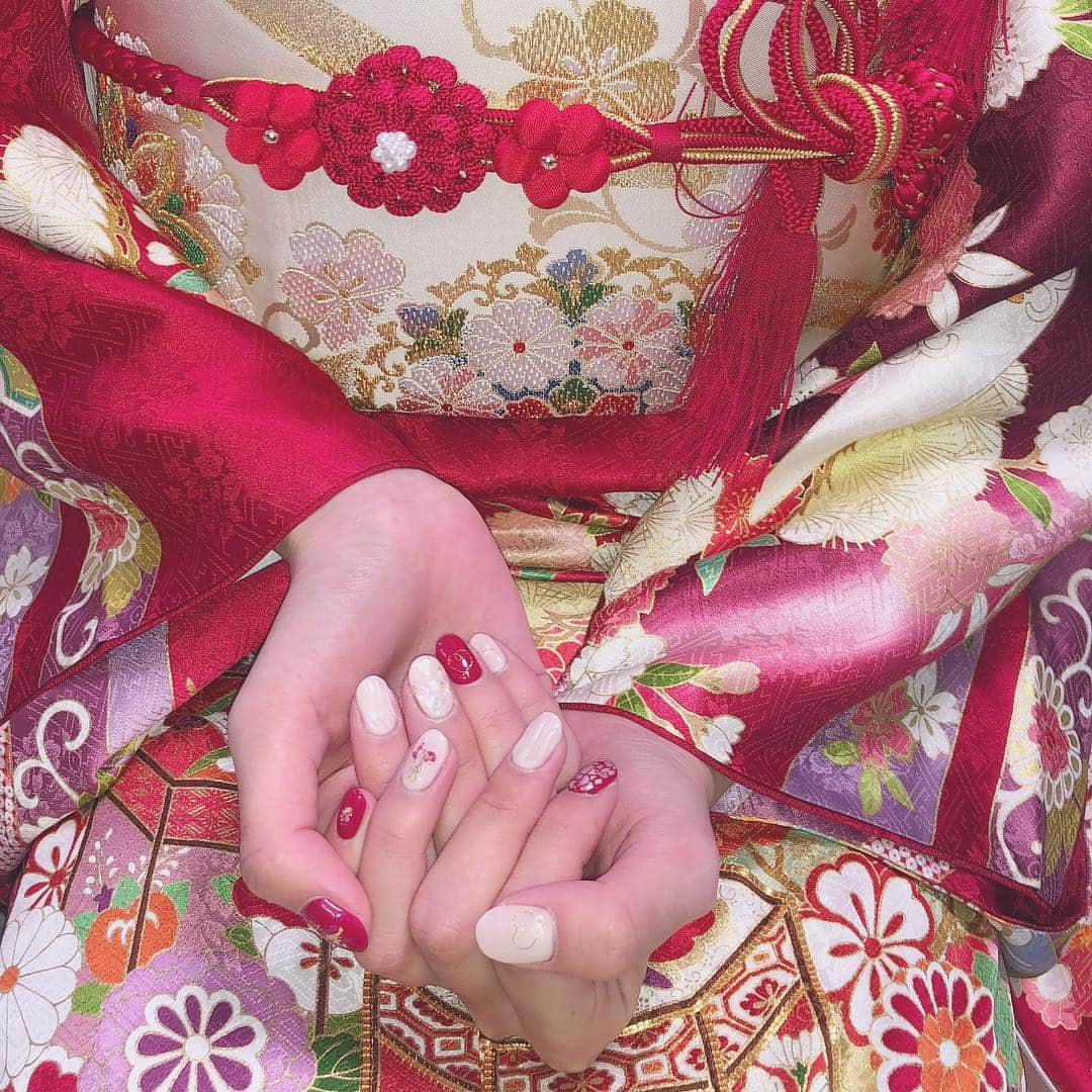 中塚美緒さんのインスタグラム写真 - (中塚美緒Instagram)「着物に合わせたネイル💅  そして念願の赤の振袖に白の帯！🥰 迷いに迷って決めた本当に素敵な振袖 ずっと大切にします、 お父さんお母さんありがとう！😭」1月16日 14時26分 - nakatsuka_mio