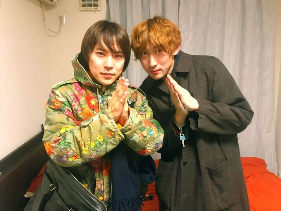 ぱいぱいでか美のインスタグラム：「梶原以外で新年会して何故か一人が二人を撮り合って 三人の写真ないけどいい写真だから載せます。BIGLOVE。 ꙳ #梶原以外 #下川リヲ #稲荷直史 ꙳ 自慢のダチ♡♡♡ 稲荷直史、1/19に行われるアンテナさんのワンマンライブで サポートするそうです。 下川リヲ、挫・人間のボーカルです。 1/25にワンマンライブがあるそうです。 いい写真ついでに勝手に告知しちゃお。 私は化粧がもうドロドロになってたので 顔面を頑張って隠しています。 二人が宮崎駿のプロフェッショナルのDVD借りてきてて、 いや、友達とお酒飲むときはバグズ・ライフとかダイ・ハードとか そういう(見入ってしまわないやつ)借りてきなよって話以外 あんまり覚えてないです！ でも楽しかった！」