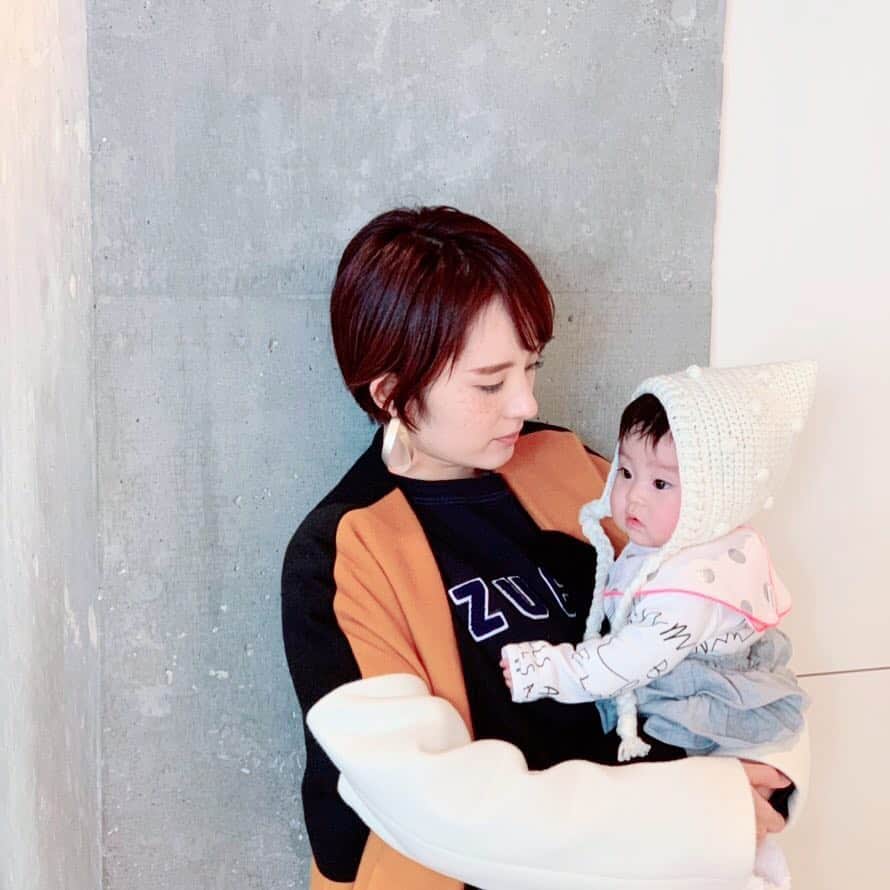 HALCALIのインスタグラム：「@zucca_official のロゴスウェットと @enfold_official のコートが最近のお気に入り♡むすめはばーばのお友達が編んでくれたニット帽が温かそうで可愛くって毎日のお散歩に欠かせない🎶風が強くて二人とも髪の毛ボサボサだったいつかの休日🌬」