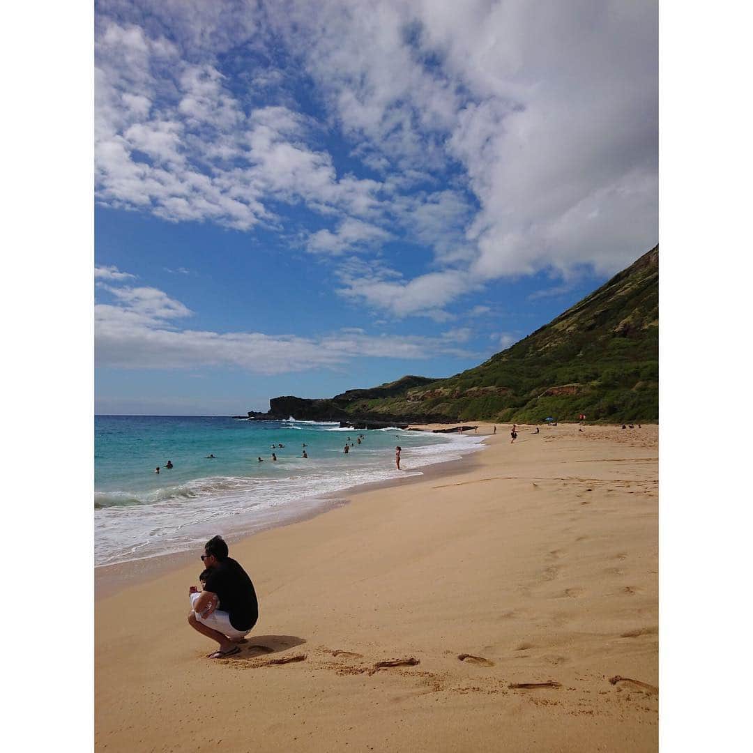 森麻季さんのインスタグラム写真 - (森麻季Instagram)「ワイマナロビーチ🏖  全米ナンバーワンにも選ばれたことがあるビーチ #綺麗で静かでおススメです #ハワイでのウェディングフォトのワンシーンはここでした #また来られて嬉しい  #ご興味ある方は遡ってインスタご覧ください #ワイマナロビーチ #オアフ島#海 #ハワイ #ハワイ旅行 #家族ハワイ #子連れハワイ #子連れ旅行 #生後8ヶ月 #waimanalo #oahu #絶景 #beautyfulscenery」1月16日 17時24分 - maki.mori_m