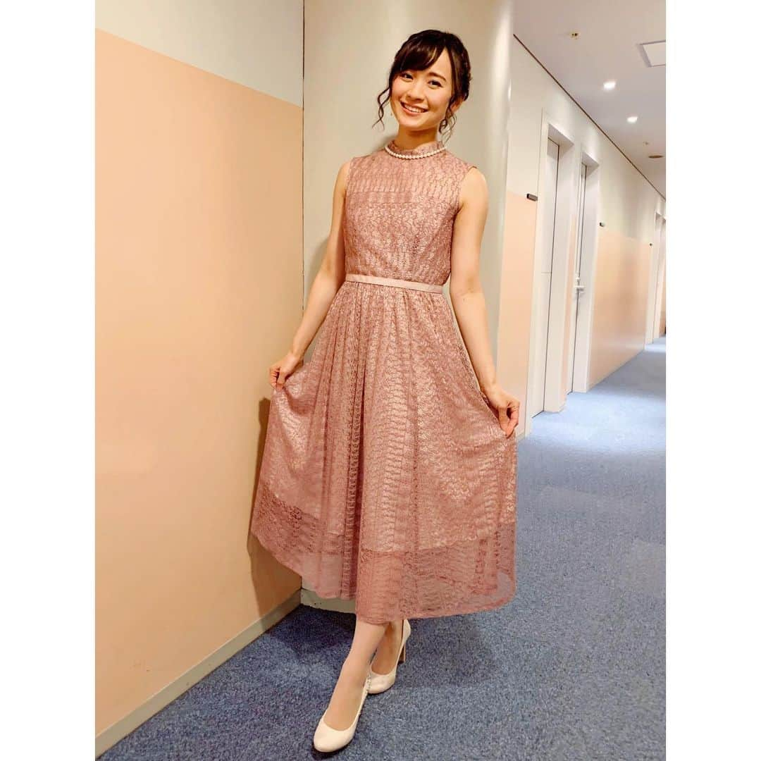 繁田美貴さんのインスタグラム写真 - (繁田美貴Instagram)「*＊ たくさんの温かいコメント ありがとうございました！！ すごくすごく嬉しいです😊 そんな今日は水曜日。 この流れでの番宣で恐縮ですが(笑)、 『THE カラオケ★バトル』ありますよ♪ #今夜 18:55〜放送の #THEカラオケバトル は #新星ゾクゾク！ #ハンパない歌うま大発掘SP☆ #アマチュア なのに #歌 は #プロ並み #全国から そんな #歌うま が大集結 しました！ #ぜひご覧下さい♪」1月16日 17時29分 - handa_miki