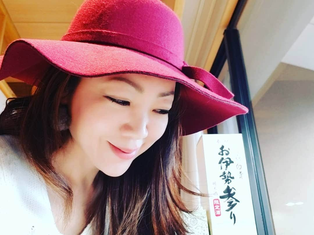 今堀恵理さんのインスタグラム写真 - (今堀恵理Instagram)「エクシブ鳥羽別邸のスーパースイートで今日は休暇中です 部屋には源泉かけ流しの温泉が湧いてるの～❗だから明るい時間からシャンパン飲んで酔っぱらい お部屋の広さ128.5平米で広いから2枚目の動画見て下さい 時間がゆったりと流れる空間で、心からの寛げる。のんびりさせてもらってます ランチも美味しいお寿司食べたし、dinnerも美味しい懐石食べまーす 次は3月28日にオープンする名古屋ラグーナベイコートが楽しみ  今日のコーデは ニットとスカート　ティネス ブルゾン　j.brand バッグ　@m.s.felice 靴は　ポエシア  #グランドエクシブ　#鳥羽別邸スーパースイート 　#鳥羽別邸 　#源泉かけ流し 　#癒しの空間　#セレブな休日　#セレブな生活　　#champagnelover #仕事は明日から」1月16日 17時49分 - eriimahori