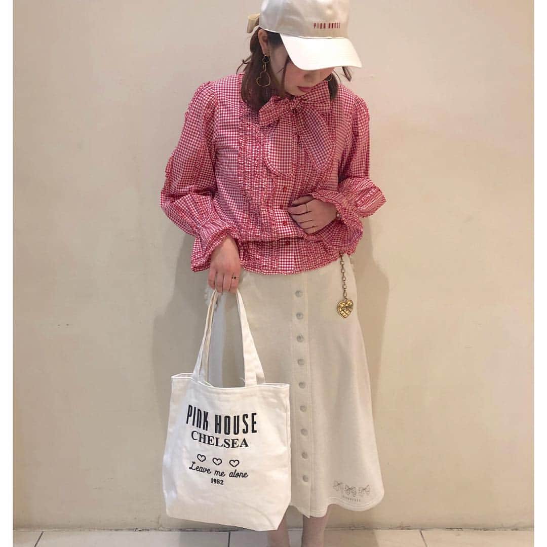 PINKHOUSE CHELSEAのインスタグラム：「❣️ 🍎🎗Casual Code🎗🍎 . ロゴサテンリボン付きキャップ💐 col:Pink.Ivory.Black.Blue price:¥9,200+tax . リボンブローチ付きギンガムブラウス🎀 col:Redcheck.Blackcheck.Pinkcheck.Mintcheck.White.Black size:F price:¥22,000+tax PINKHOUSEの商品です🌷 . ラメ裏起毛ジャンパースカート💗 col:Pink.White.Black size:S.M price:¥22,000+tax . チェルシーロゴ入りトートバッグ🛍 col:White.Black.Pink price:¥5,800+tax . . #pinkhousechelsea  #pinkhouse #ピンクハウス #ピンクハウスチェルシー #キャップ #ブラウス #ギンガムチェック #チェック #スカート #スナップボタン #トートバッグ #バッグ #リボン #ロゴ #サテンリボン #帽子 #新作 #小物 #プレゼント #newarrivals #kawaii #cap #ribbon #fashion #girly #code #ootd #outfit #casual」