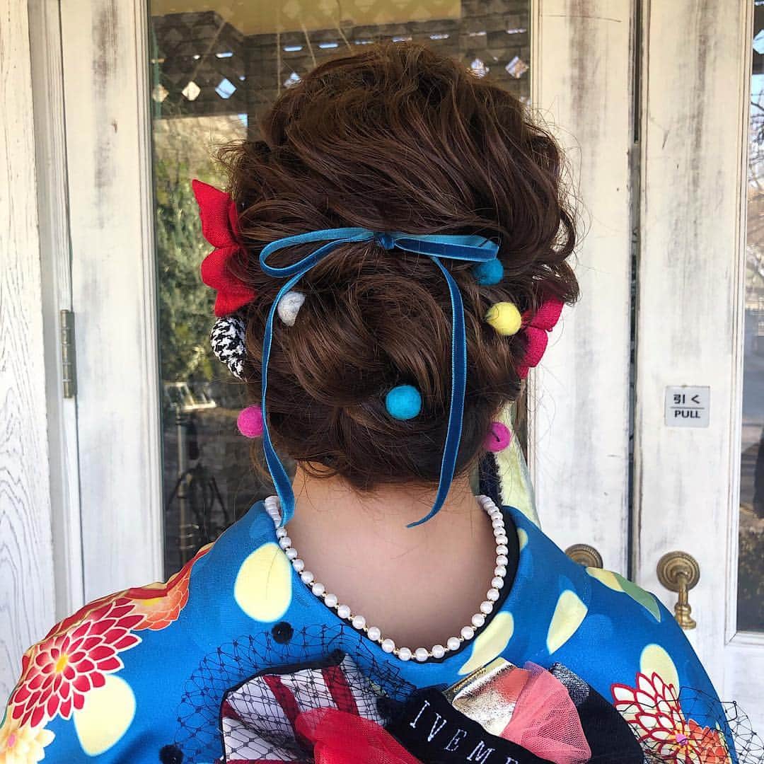 大野真昂さんのインスタグラム写真 - (大野真昂Instagram)「☺︎ ・ 当日のヘアーはこんな感じ🌻 ・ お花とリボンとポンポン…💕 お気に入り😍😍 ・ #成人式 #振袖 #ヘアアレンジ #振袖ヘアー #のりりんコレクション」1月16日 18時52分 - 316_mako