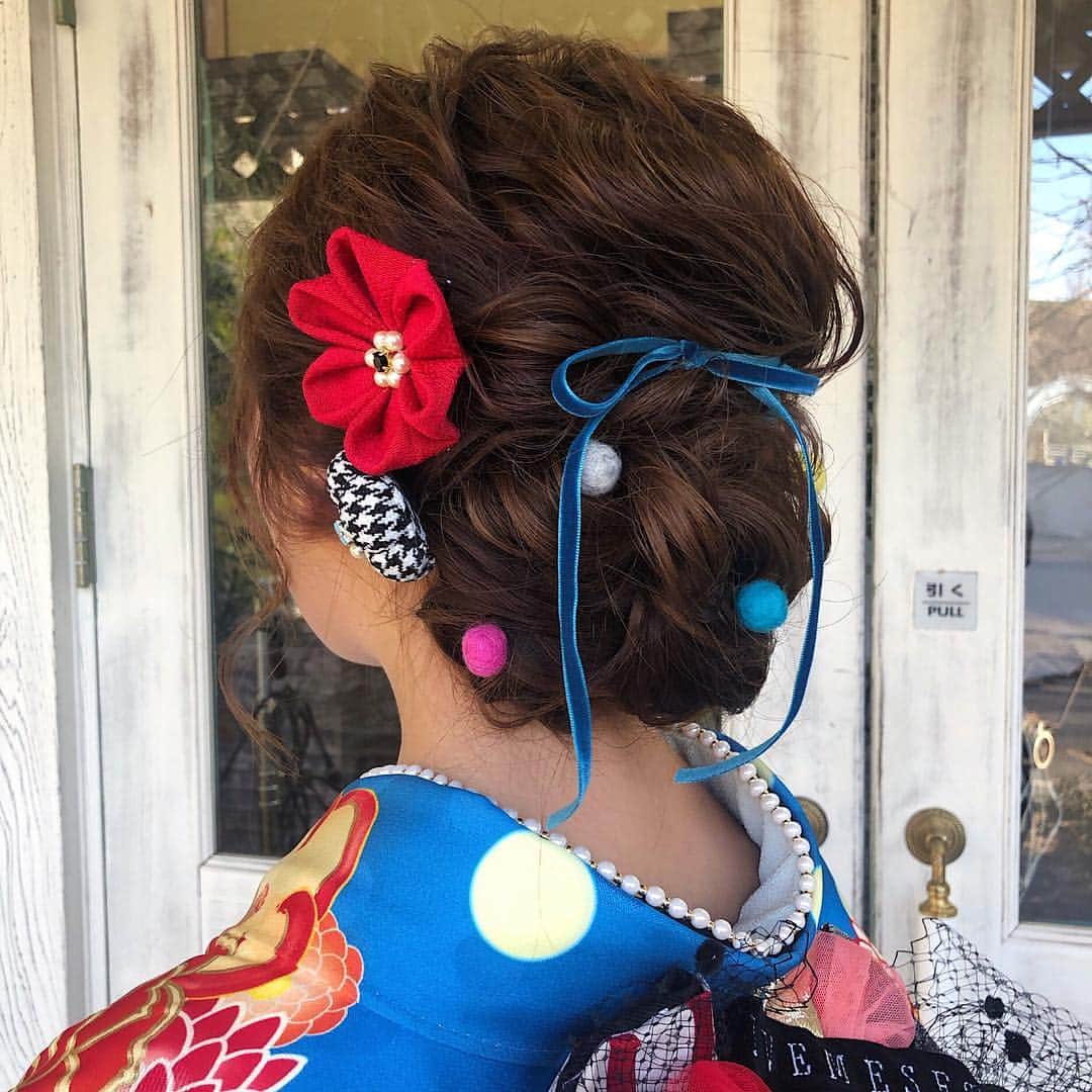 大野真昂さんのインスタグラム写真 - (大野真昂Instagram)「☺︎ ・ 当日のヘアーはこんな感じ🌻 ・ お花とリボンとポンポン…💕 お気に入り😍😍 ・ #成人式 #振袖 #ヘアアレンジ #振袖ヘアー #のりりんコレクション」1月16日 18時52分 - 316_mako