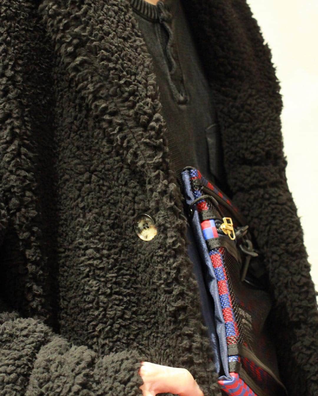 Esola池袋さんのインスタグラム写真 - (Esola池袋Instagram)「#ファースタイル メンズでも人気のファースタイル。2F【MSPC PRODUCT sort】からは、ボリューム感たっぷりのコートを主役にしたスタイルをご紹介。 ガウンのようにラフに羽織れるコートは、ソフトな風合いのニットや、上品なウールのグレンチェックパンツを合わせて。 今年らしくルーズなシルエットを楽しみながら、カラーリングでモード感をプラスして。 ・ ●TONY Taizsun JFK2（アウター）¥31,320（税込） ●ROARK THE SCOUT（インナー）¥15,660（税込） ●TONY Taizsun BEAUTIFUL WOOL PT（パンツ）¥21,384（税込） ●adidas MARATHON TR（シューズ）¥16,200（税込） ※バッグは参考商品 MSPC PRODUCT sort／2F ・ ・ #mspc #mspcproduct #mspcproductsort #masterpiece #メンズファッション #mens  #ファッション #fashion  #tonytaizsun #roark #👨 #adidas #アウター #ニット #パンツ #シューズ #サコッシュ #1月 #January #instagood #ootd #冬 #winter #esola #エソラ #esola池袋 #esola_ikebukuro #池袋」1月16日 19時00分 - esola_ikebukuro