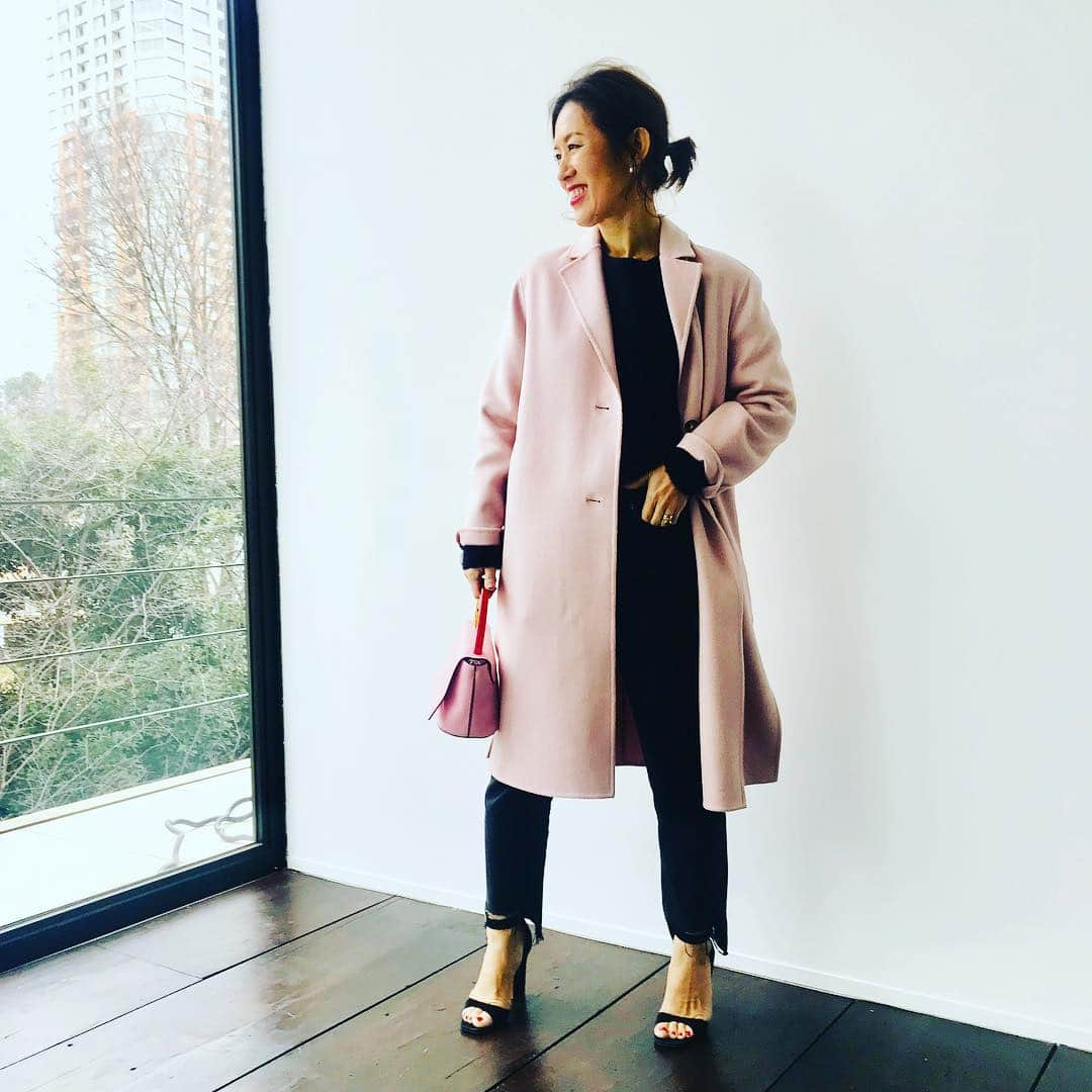 大草直子さんのインスタグラム写真 - (大草直子Instagram)「@comptoirdescotonniers_japan  の桜色の一重のコート、春が待ちきれずワードローブに投入。このカットではありませんが、UNIQLOのウルトラライトダウンをアンダーに着たら全然大丈夫（笑）。 @comptoirdescotonniers_japan のサイトで色々語ってます！ 是非見てね♡ #azulbymoussy  #valentino  #これは撮影用だから #サンダルですが #カシミヤソックス #靴用カイロ #ショートブーツで #防寒は完璧」1月16日 19時08分 - naokookusa