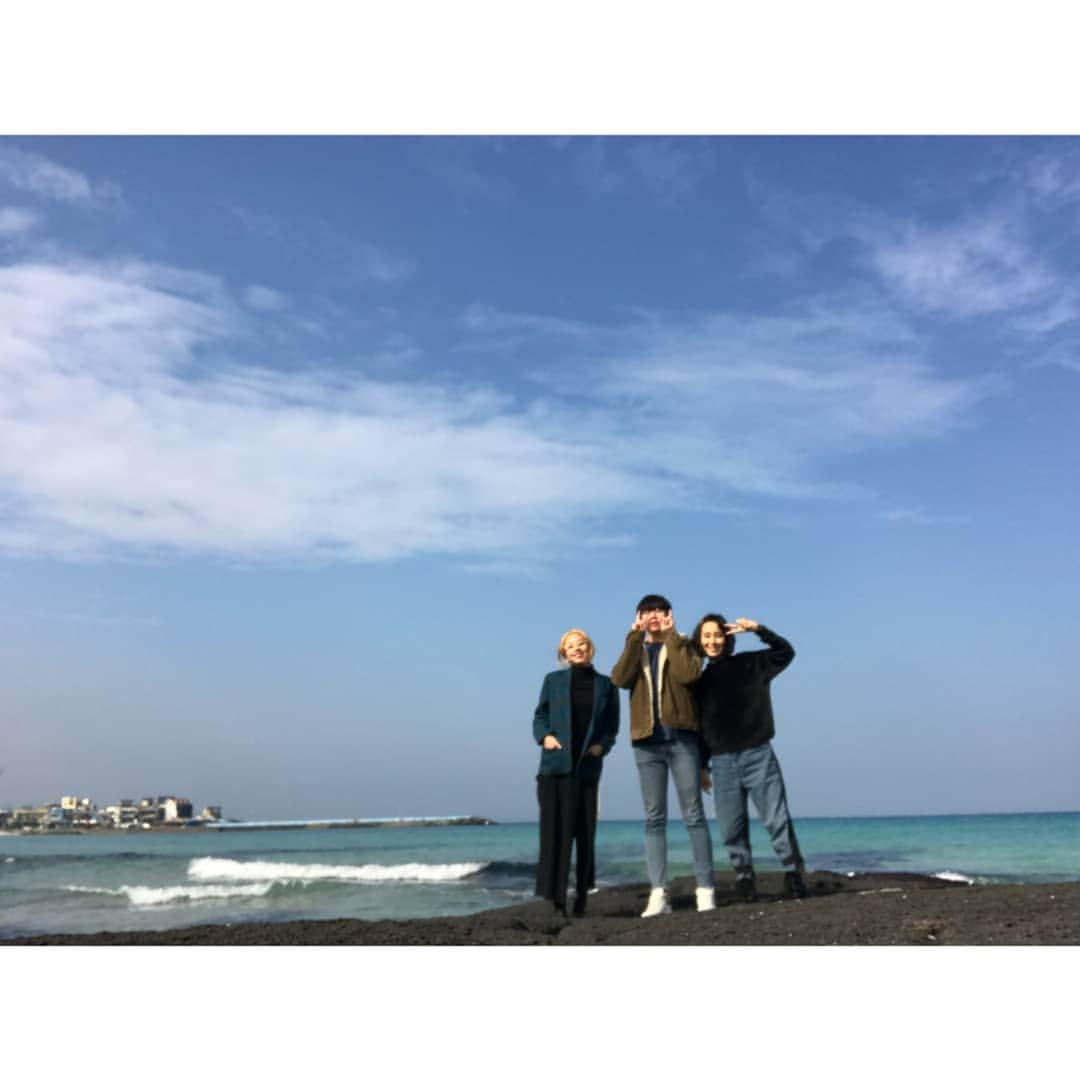 TWICEさんのインスタグラム写真 - (TWICEInstagram)「나는 이번 휴가 때 제주도에 갔다왔지!  오랜만에 가족들이랑 너무 좋았어요 전시도 보러가고 바다도 보고 맛있는거 먹고 늦잠자고 걸어다니고 웃고 떠들고  원스들도 꼭 시간나면 꼭 여행가요 내가 행복했던 것 만큼 여러분들도 행복하면  좋겠다🌼🍓🦋🌊💘🌈」1月16日 19時21分 - twicetagram