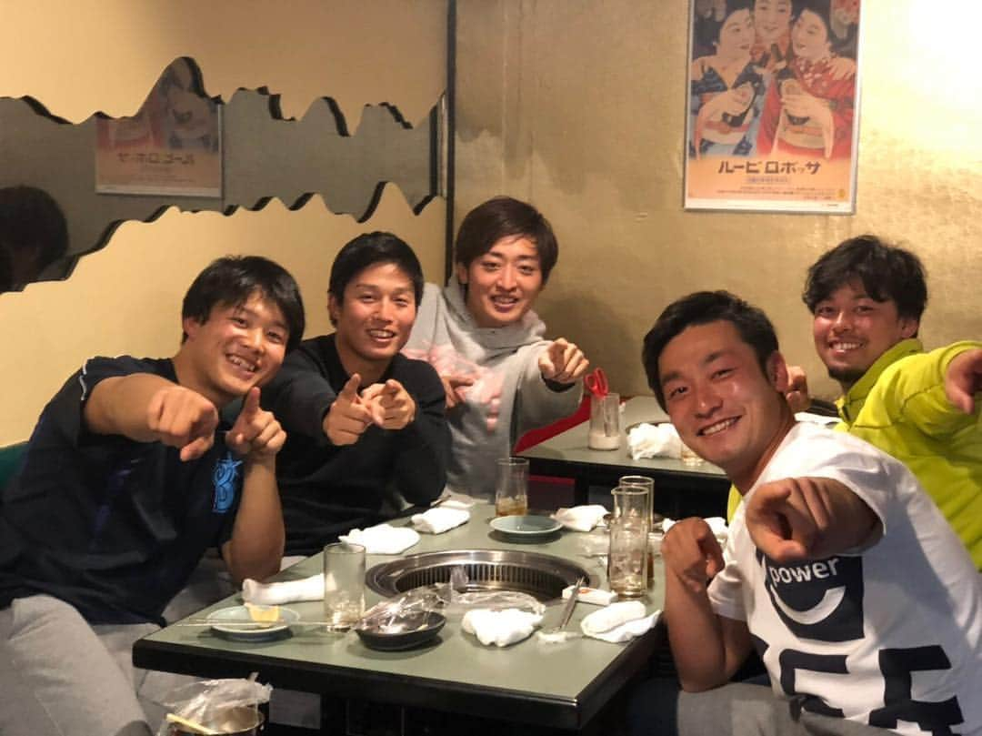 白村明弘さんのインスタグラム写真 - (白村明弘Instagram)「こんばんは！！明日からキャプテンと大阪で練習させてもらいます^_^  その前に東京で、高校時代からめちゃくちゃお世話になった先輩と、同級生と、後輩と、楽天の高梨とご飯させてもらいました！社会人野球のエネオスメンバーにお邪魔させてもらいました^_^ いろんな話して力もらえました！明日からの地獄のトレーニング頑張ります！！！ 今年も応援よろしくお願いします！！！！ #高校時代 #キャプテン #山崎錬 さん #桐光学園 #フェイス #松本大希 #高梨雄平 #最強 #サウスポー」1月16日 19時32分 - haku43