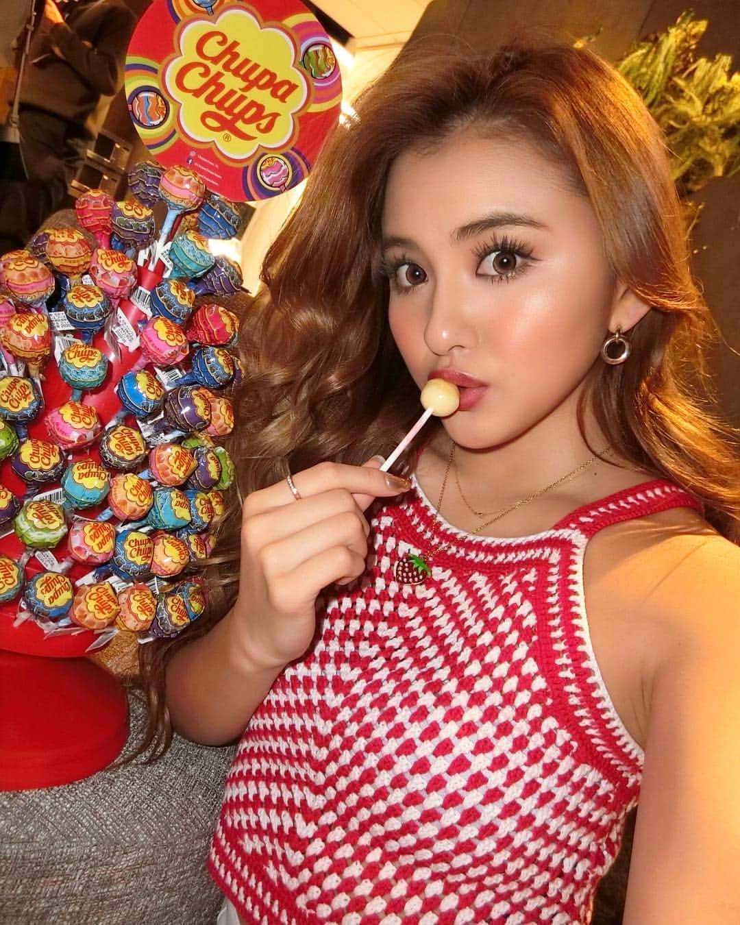 カレンさんのインスタグラム写真 - (カレンInstagram)「チュッパチャプスのホワイトデー企画 by amazon @amazonjapan の撮影してきました🥳🍭 なんと❣️今回は私たちが企画した商品が発売されるよ❣️ ２月後半に公開されるのでお楽しみに💕💕💕 #チュッパチャプス #chupachups #アマゾンジャパン #amazonjapan #amazon #selfie #me #japanesegirl #red #lips #Candy」1月16日 19時48分 - cjd_karen