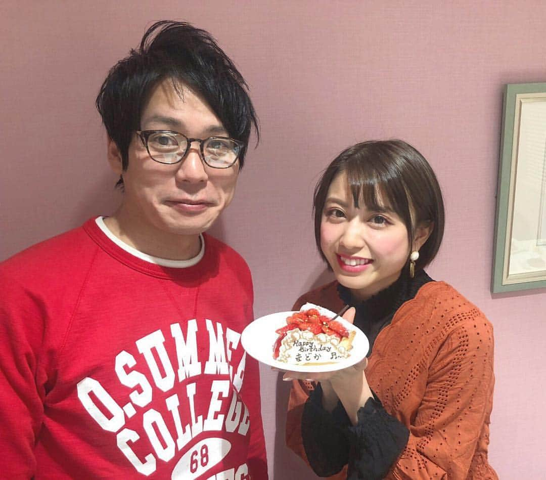 西村まどかさんのインスタグラム写真 - (西村まどかInstagram)「ウマでしょチームから、今年は アーモンドアイちゃんのBDケーキが🎂 本物のゼッケンのバッグ👜も 可愛くて帰りにさっそく使いました！ ㅤㅤㅤㅤㅤㅤㅤㅤㅤㅤㅤㅤㅤ そして今週の #週末はウマでしょ から 堤アナが一緒です✨宜しく御願いします🥰 ㅤㅤㅤㅤㅤㅤㅤㅤㅤㅤㅤㅤㅤ 昨日は、ぶるぺんの生配信中に サプライズケーキが出てきてびっくり！ ありがとうございました🍓 ㅤㅤㅤㅤㅤㅤㅤㅤㅤㅤㅤㅤㅤ うん、ここ数日ケーキ食べすぎや🤣 毎年この時期は、クリスマス、 お正月、誕生日と 食べすぎweekが続くのです(笑) ㅤㅤㅤㅤㅤㅤㅤㅤㅤㅤㅤㅤㅤ ありがたい話でございます。 祝っていただける現場があり幸せです🤤 ㅤㅤㅤㅤㅤㅤㅤㅤㅤㅤㅤㅤㅤ 花束はドライフラワーにしようと挑戦中💐 ㅤㅤㅤㅤㅤㅤㅤㅤㅤㅤㅤㅤㅤ #林修 先生 #堤礼実 アナ #ザブングル松尾 さん ㅤㅤㅤㅤㅤㅤㅤㅤㅤㅤㅤㅤ 関係者各位の皆様、 本当にありがとうございます🙇‍♂️ ㅤㅤㅤㅤㅤㅤㅤㅤㅤㅤㅤㅤㅤ」1月16日 20時36分 - madoka_nsmr