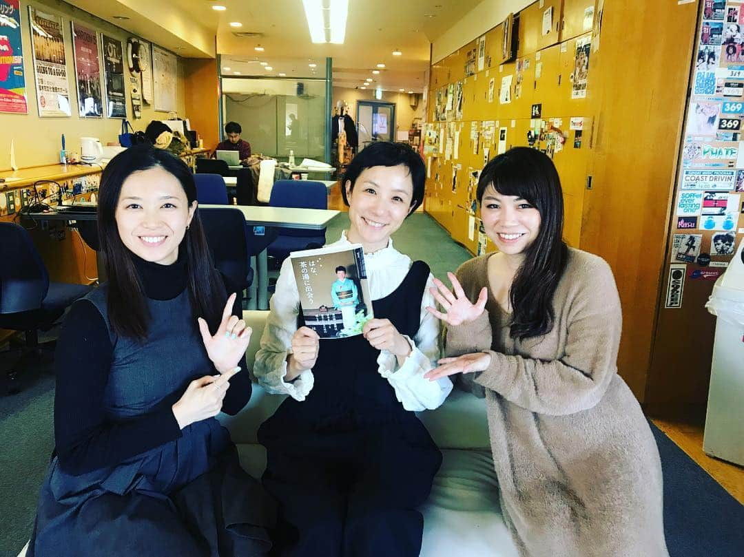 はなさんのインスタグラム写真 - (はなInstagram)「本日「はな、茶の湯に出会う」が発売されました！Fm yokohama 「Lovely Day♡」チームの近藤さや香ちゃんと小林アナちゃん、そして「E-ne!~good for you~」のMitsumiさんに祝福され、最後はアーバンな夜景が広がるスタジオにて収録終了！めでたい日に大勢の方々にお会いできてうれしい一日でした♪ #はな茶の湯に出会う #lovelyday847 #847ene #ここにもみゆきちゃん」1月16日 21時07分 - hanalovestaco