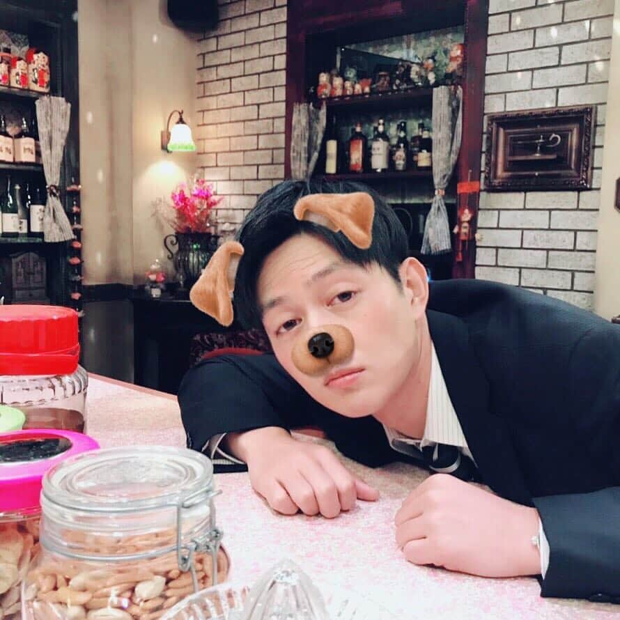 白洲美加の世界のインスタグラム：「なんでも致しますご主人さま〜！ #サンチーの犬 #ほんとに犬にしてやった #情けないヤツ #それが庭野 #今日はバイト早くあがってドラマ見よ」