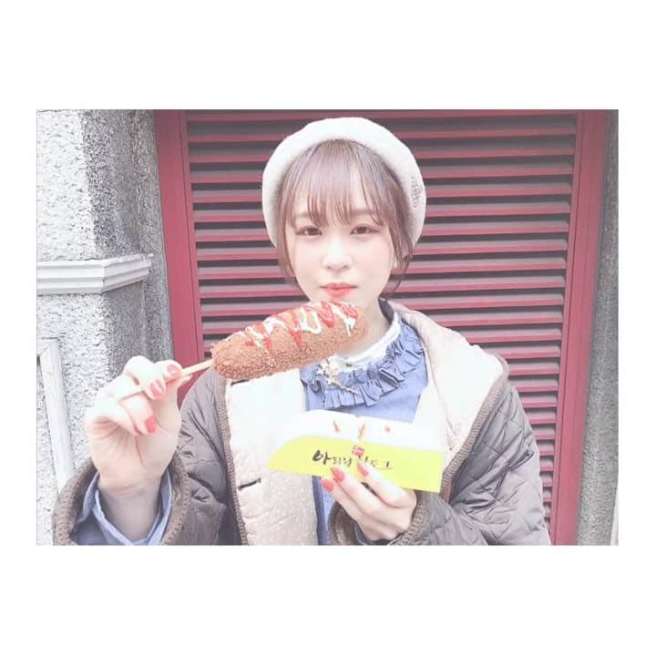 三田麻央のインスタグラム：「祝 初チーズドッグ🧀 #映えやろ #そうでもないか」