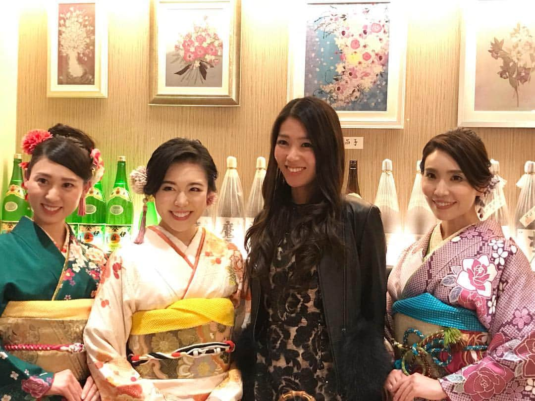 田中沙百合さんのインスタグラム写真 - (田中沙百合Instagram)「2019 ミス日本酒(Miss SAKE)ファイナリスト発表会後の懇親会に参加してきました。 可愛い後輩たちと♡  左から2018ミス日本酒準グランプリ堀井雅世, 2018ミス日本酒日本代表須藤亜紗実, 私, 2018ミス日本酒準グランプリ児玉アメリア彩。 本当に素晴らしい後輩たちです。2019ミス日本酒日本代表の誕生も今から楽しみです。  #ミス日本酒 #自慢の後輩たち #日本酒 #和食 #振袖 #着物 #和装ヘア #シンクバンク #田中沙百合 #銀座 #japanesesake #misssake #japan #ginza #likeforlikes」1月16日 21時49分 - tanaka_sayuri621