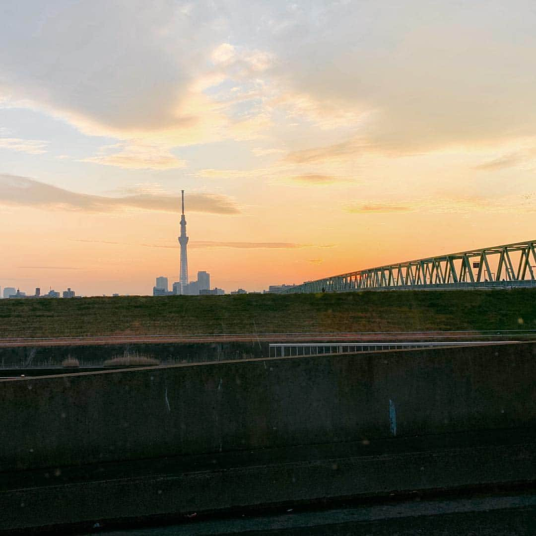 高尾千穂のインスタグラム：「帰国。雨からの虹からの夕焼け。」