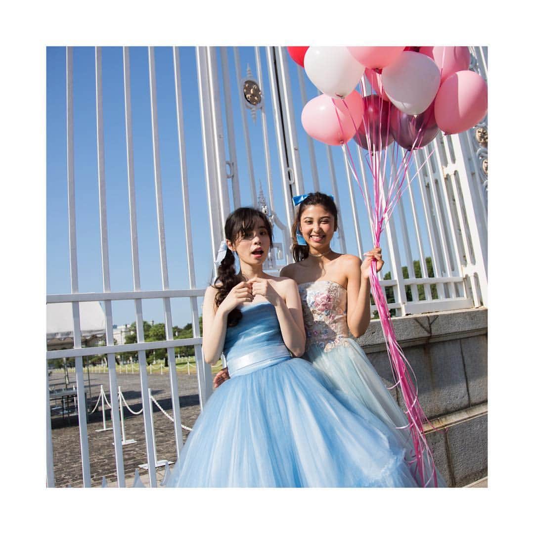 ウェディングドレスのコーデMagのインスタグラム：「右のドレスはラビアンローゼ#オリジナル の LRアメリ👗 ・ ピンクとブルーの薔薇の刺繍がとても綺麗なドレスです❤️ ・ ・ 左のドレスはle spose di GiòのGIOシルヴァーナ👗 ・ 透き通るような空色ブルーとニュアンスグレーを重ねた絶妙なカラーのドレスです😍💕 ・ ・ #styling #mikanagaoka #hair_makeup #NAYA #ドレス迷子 #ドレス選び #ドレス #ウェディング #ウェディングファッション #フォトウェディング #オリジナルウェディング #2018冬婚 #2018秋婚 #2019冬婚 #全国のプレ花嫁さんと繋がりたい #全国の花嫁さんと繋がりたい #前撮り #ウェディングフォト #ラビアンローゼ #ラビコーデ #ラビ婚 #lavieenrose #weddingstyle #weddinggown #wedding #weddingphotography」