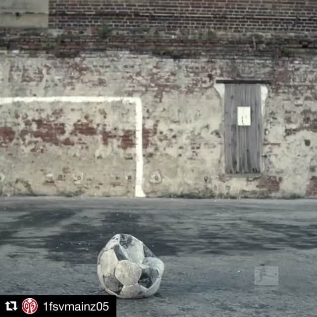 ジュリオ・ドナーティのインスタグラム：「And you? Who would  you like to be?? #bundesliga #football #passion」