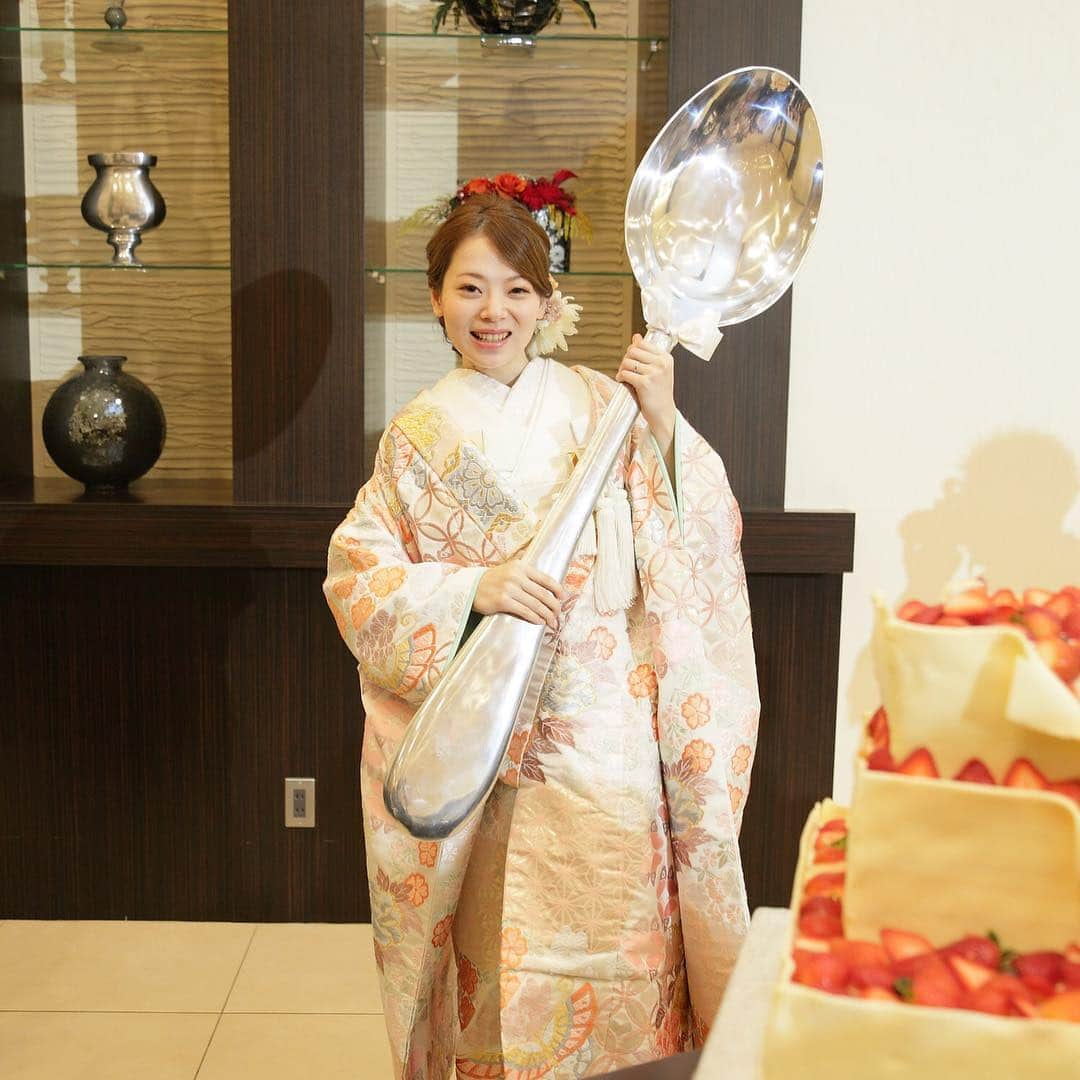 ラ メゾン デ アンボワーズさんのインスタグラム写真 - (ラ メゾン デ アンボワーズInstagram)「大きなスプーン🍽のアイテムを持っている新婦💓・・・😊このようなユニークな演出もできます！😝 #アンボワーズ#桑名#結婚#結婚式#結婚式場#家族挙式#ウエディング#プレ花嫁#プレ花嫁卒業#卒花嫁#2019冬婚#2019春婚#挙式#写真#フォト#三重平安閣#ウェディングケーキ#wedding#instawedding#weddingphoto#instagood#instabride#photo」1月17日 9時45分 - la_maison_de_amboise