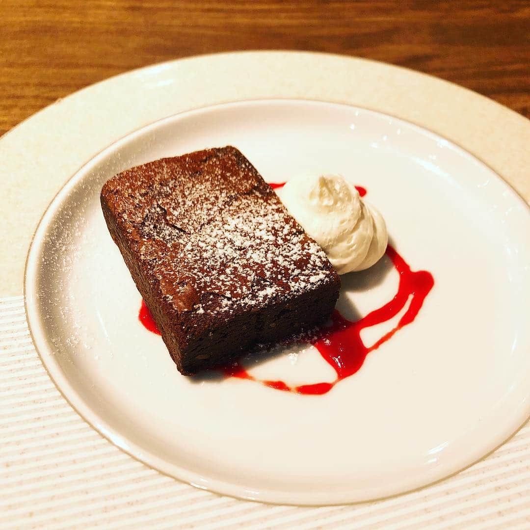 ヒラヤマンのインスタグラム：「カフェでブラウニーなう。ブラウニーが何かわかっとらんけど！笑 #ヒラヤマン #ひらやまん #ガケっぱち #千葉県 #待ちぼうけ」