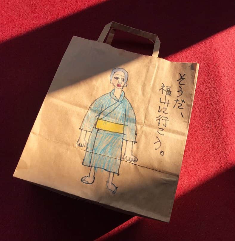 渡部麻衣さんのインスタグラム写真 - (渡部麻衣Instagram)「福山にてっ シュールな紙袋を見つけて りんちゃんと学校ごっこ🏫」1月17日 10時32分 - mmaaiipp