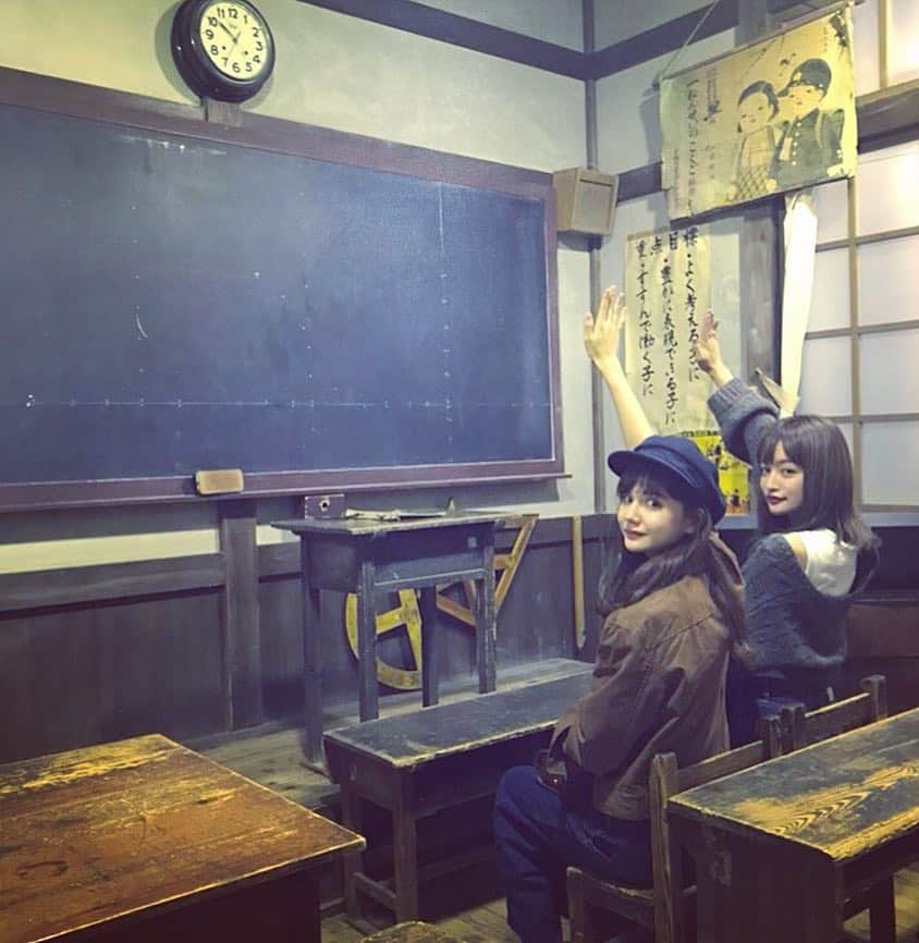 渡部麻衣さんのインスタグラム写真 - (渡部麻衣Instagram)「福山にてっ シュールな紙袋を見つけて りんちゃんと学校ごっこ🏫」1月17日 10時32分 - mmaaiipp
