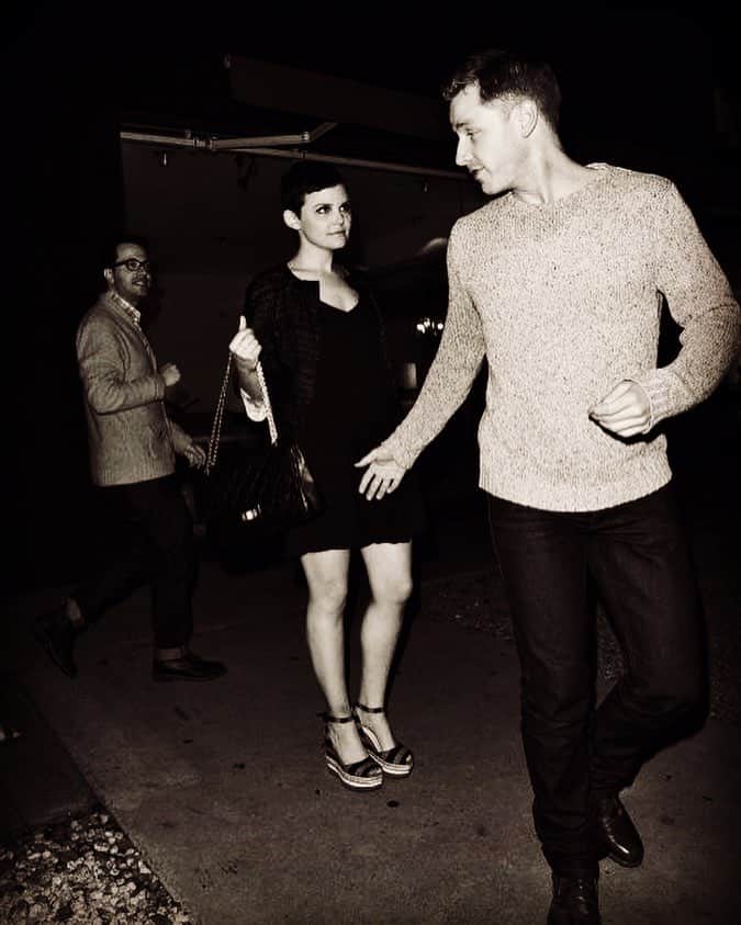 ジョシュア・ダラスのインスタグラム：「I’ll carry her purse anytime. #ginnifergoodwin #ouatoriginal #ginnyandthewerewolves @jollychan4」