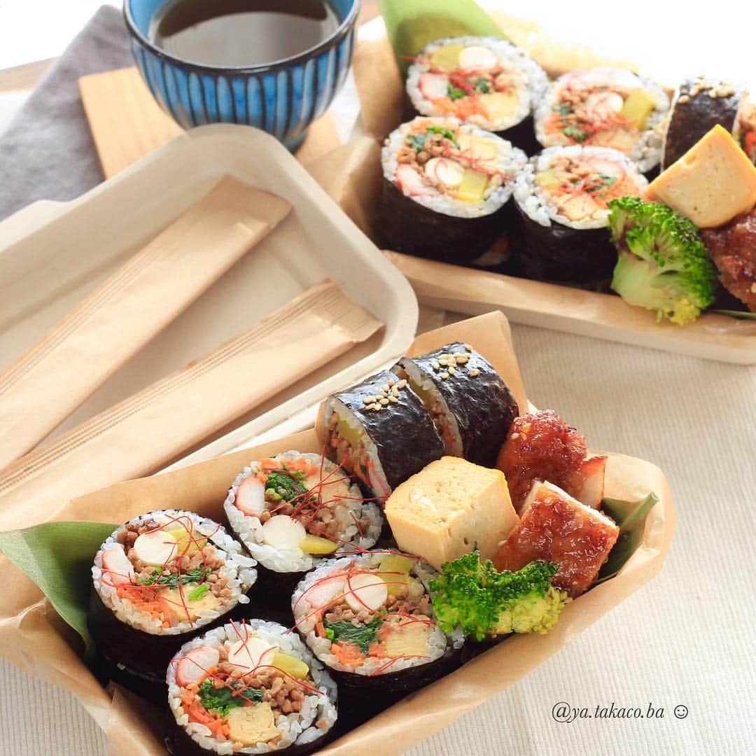 takakoのインスタグラム：「キンパ弁当🍱 ・ ・ 具もりもりキンパ。 韓国食材店で購入した韓国海苔で巻いたら やっぱりいつもより美味しかった😋 切り分けたキンパの端っこつまみ食いが キンパ作りのお楽しみ💓 ・ ・ 作り方はこちらで見れます💁‍♀️ ▶︎ #takakoキンパ作り方動画 ・ ・ ・ #お弁当 #おべんとう #お昼ごはん #昼ごはん #ランチ #キンパ弁当 #キンパ  #使い捨て弁当 #お昼が楽しみになるお弁当 #obento #bento #lunch #lunchbox #foodstagram #japanesefood #onigiri #macaroni #cooking #lin_stagramer #delistagrammer #cookingram #yammy #使い捨て弁当箱」