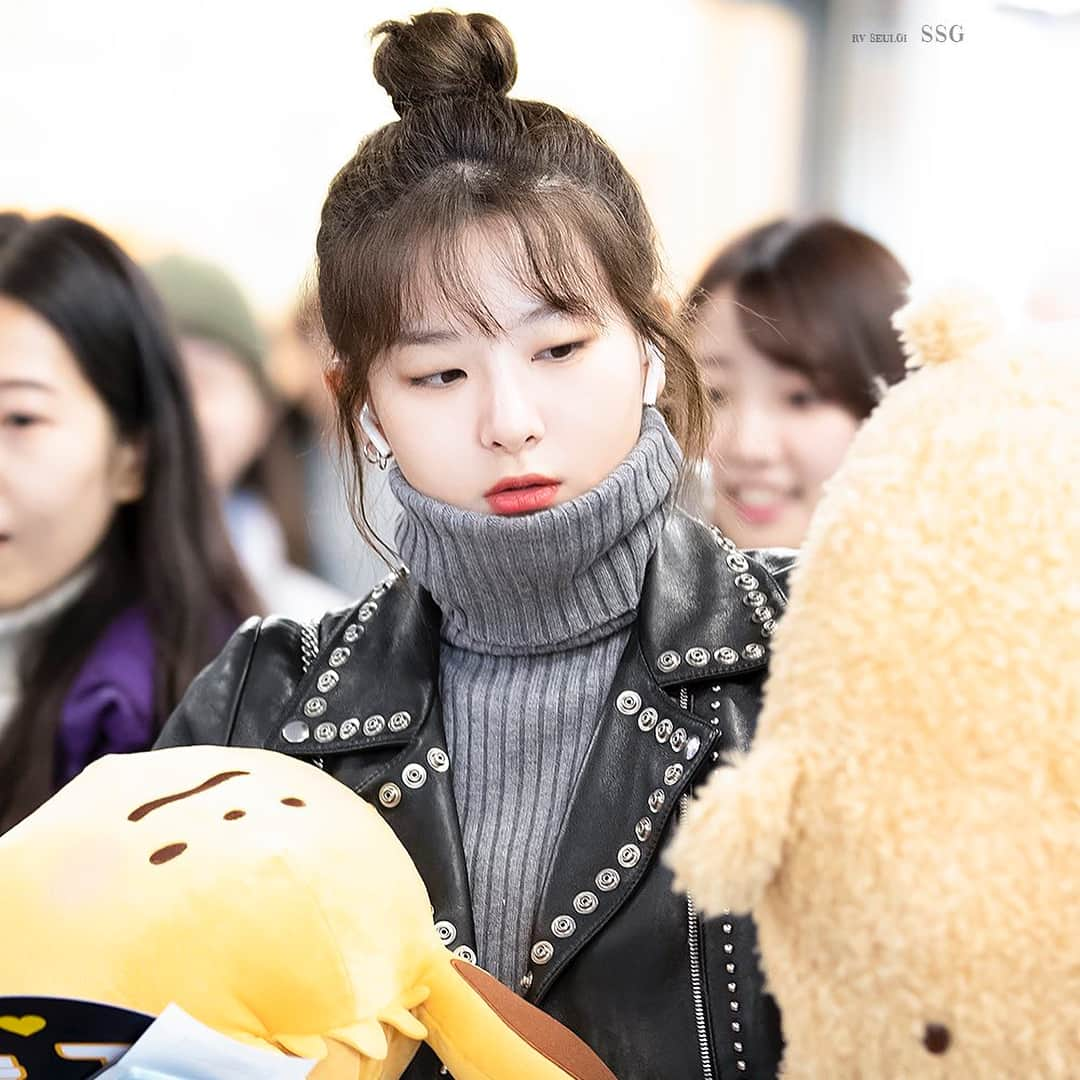 スルギさんのインスタグラム写真 - (スルギInstagram)「SEULGI - Incheon Aiport 📸: ssg0210 #REDVELVET #레드벨벳 #SEULGI #슬기 #🐻」1月17日 8時19分 - kristiandawal29